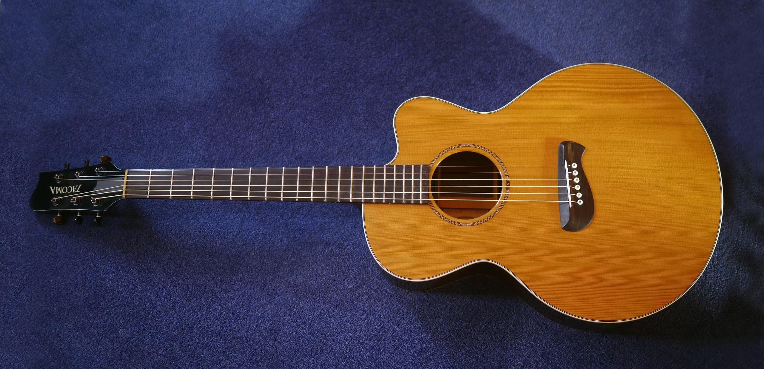 Mit Stimmgerät oder online guitar tuner - so stimmst Du Deine Gitarre richtig.