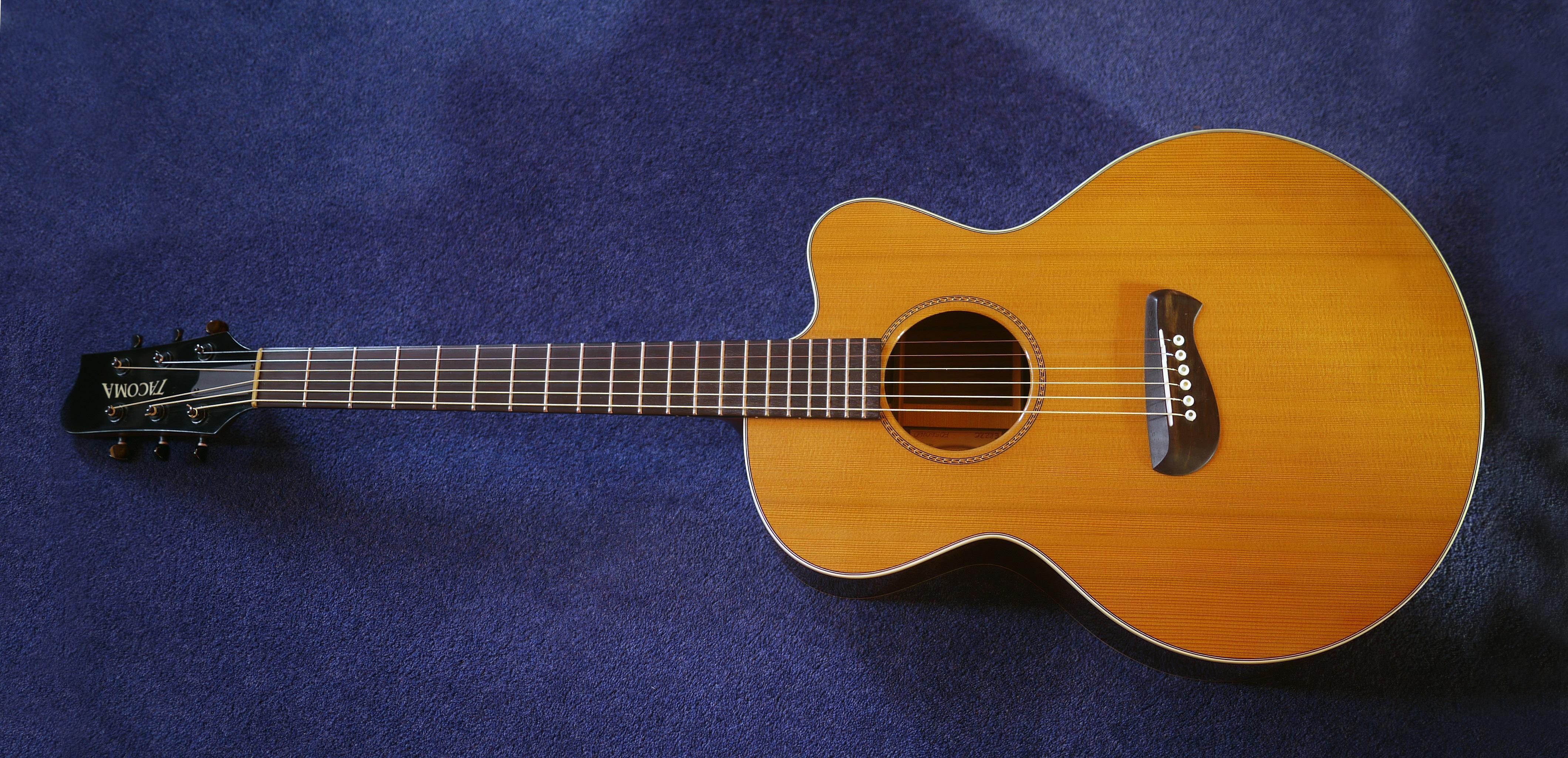 Mit Stimmgerät oder online guitar tuner - so stimmst Du Deine Gitarre richtig.
