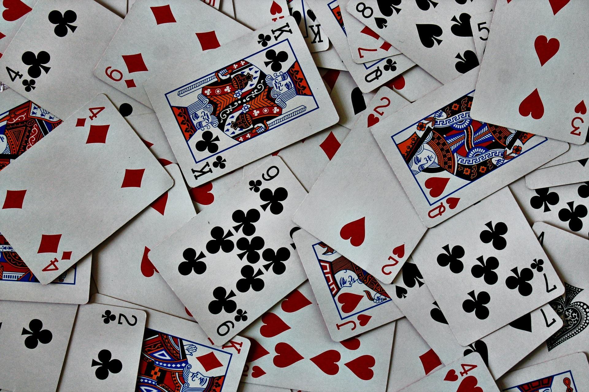 Spielkarten liegen übereinander.
