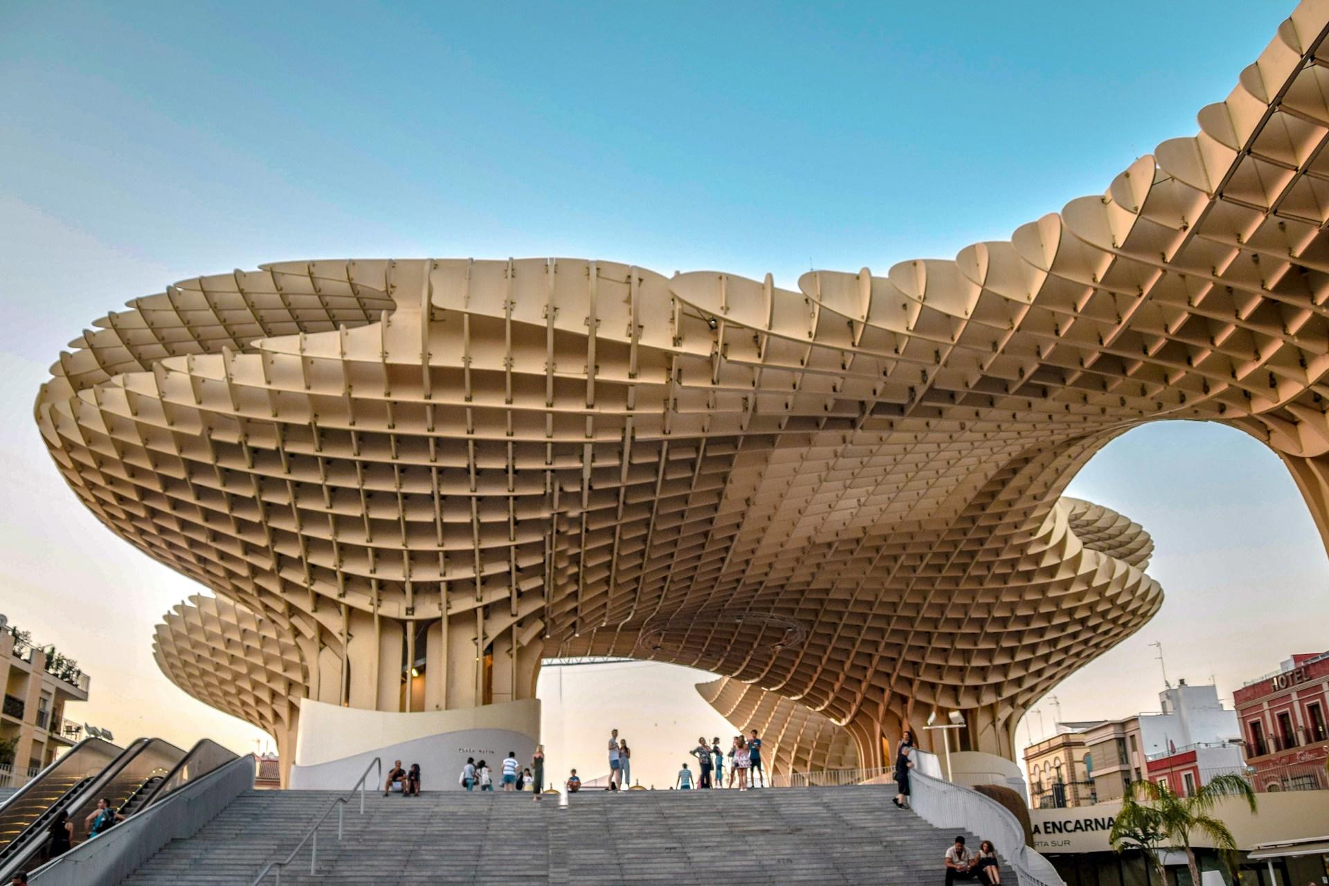 Das Dach von Metropol Parasol vor blauem Himmel in der spanischen Stadt Sevilla.