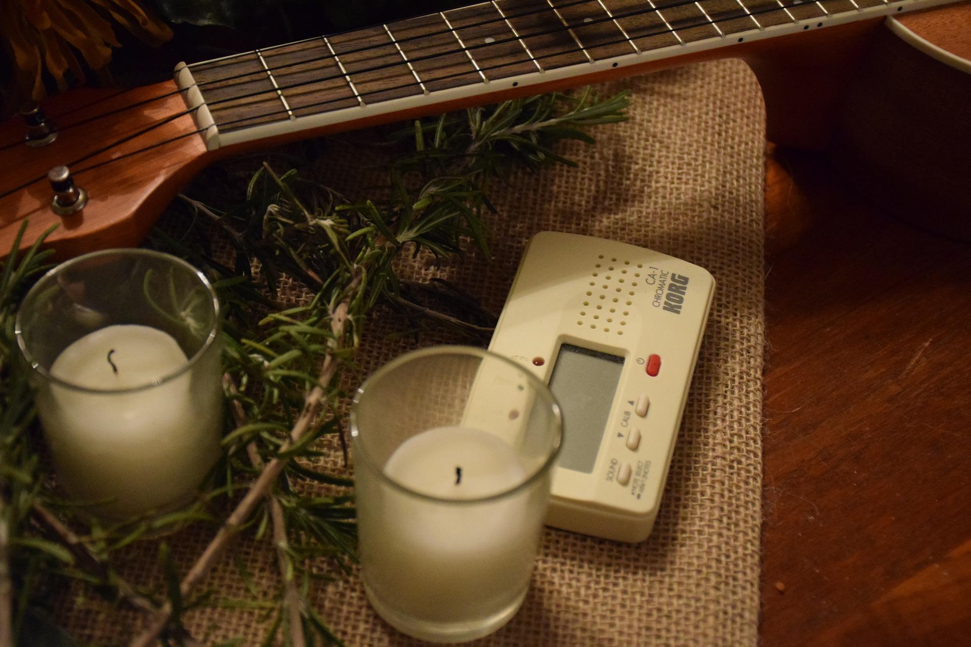 Ein elektronisches Stimmgerät gehört zum wichtigsten Gitarren Zubehör.