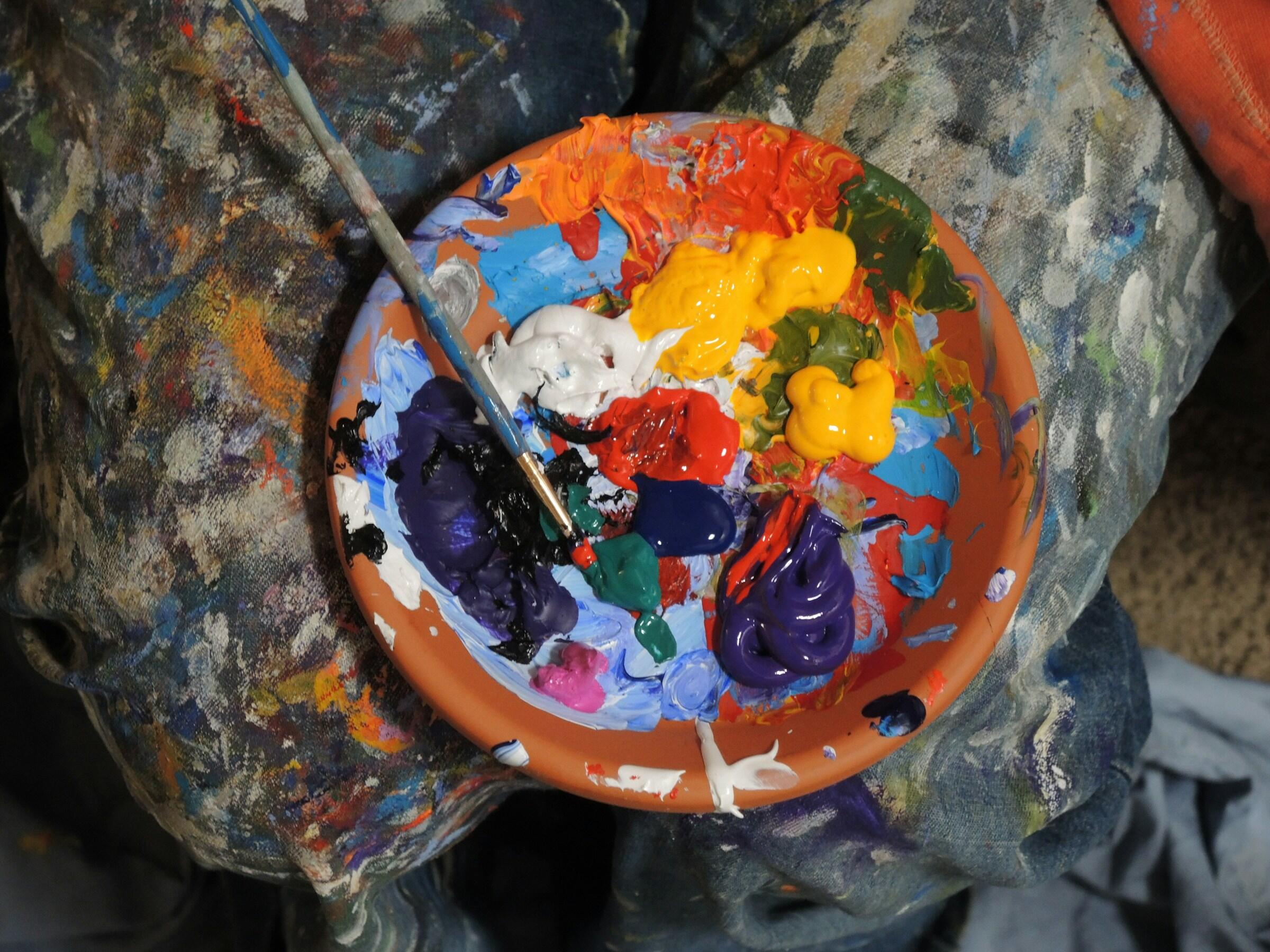EIn Teller mit verschiedenen Acrylfarben