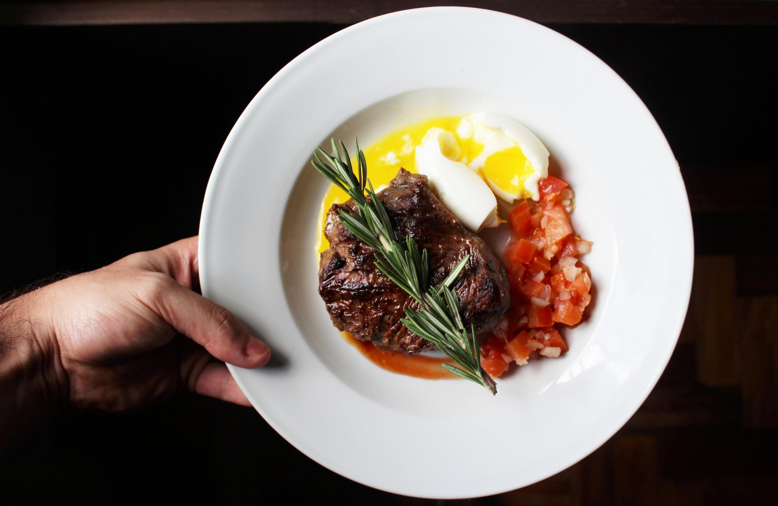 Teller mit Steak und Ei.
