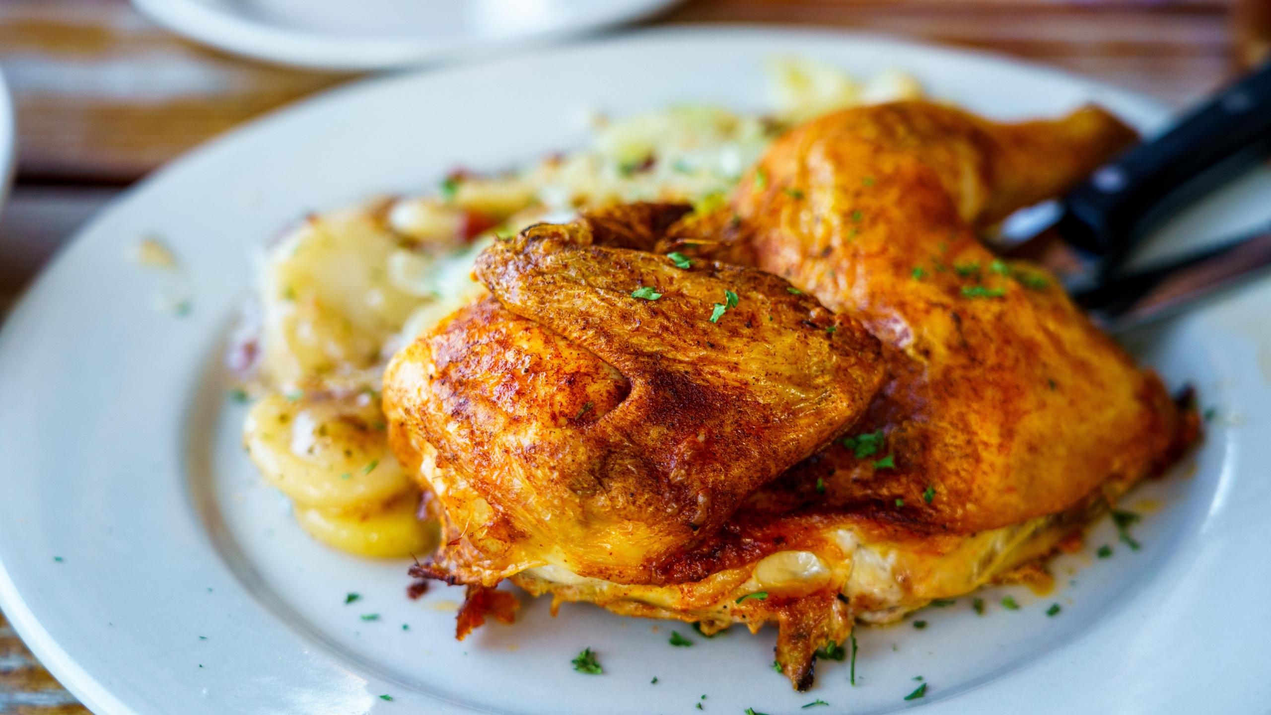 Grillhähnchen auf Teller.
