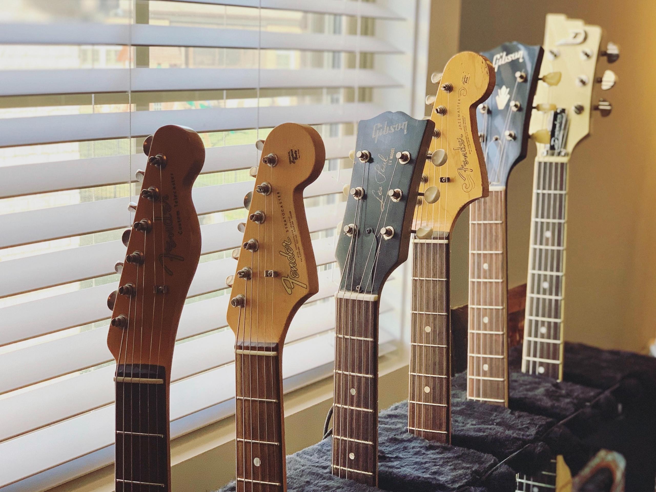 Gibson und Fender: an diesen beiden Namen gibt es in der Geschichte der E-Gitarre kein Vorbeikommen.