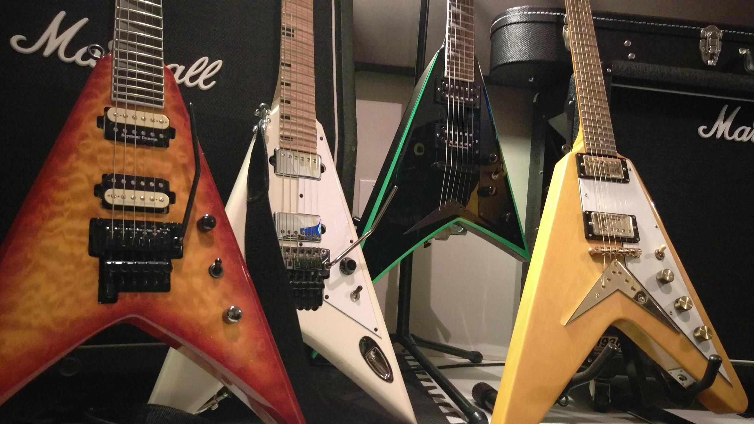 Die Flying V wird gerne von Hard Rock Gitarristen gespielt.