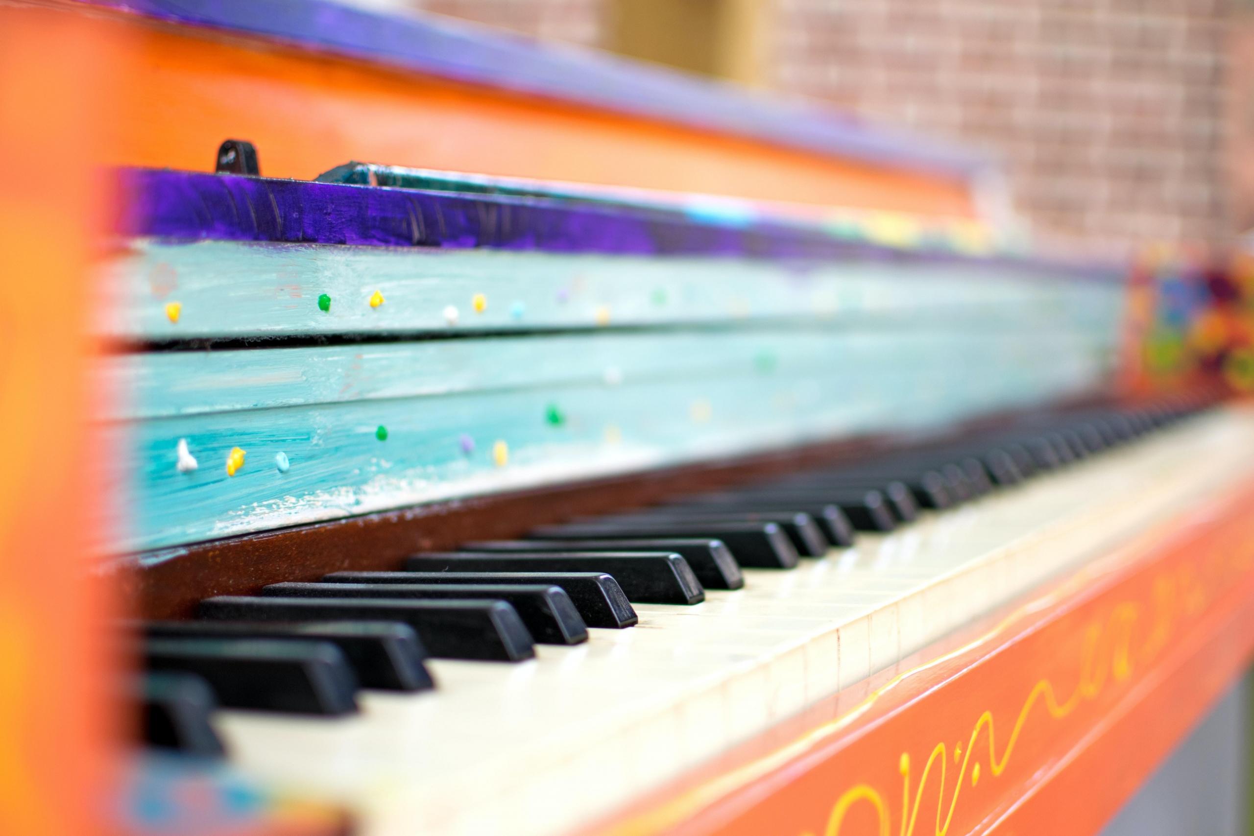 Wie kann man ohne Noten Klavier spielen lernen?