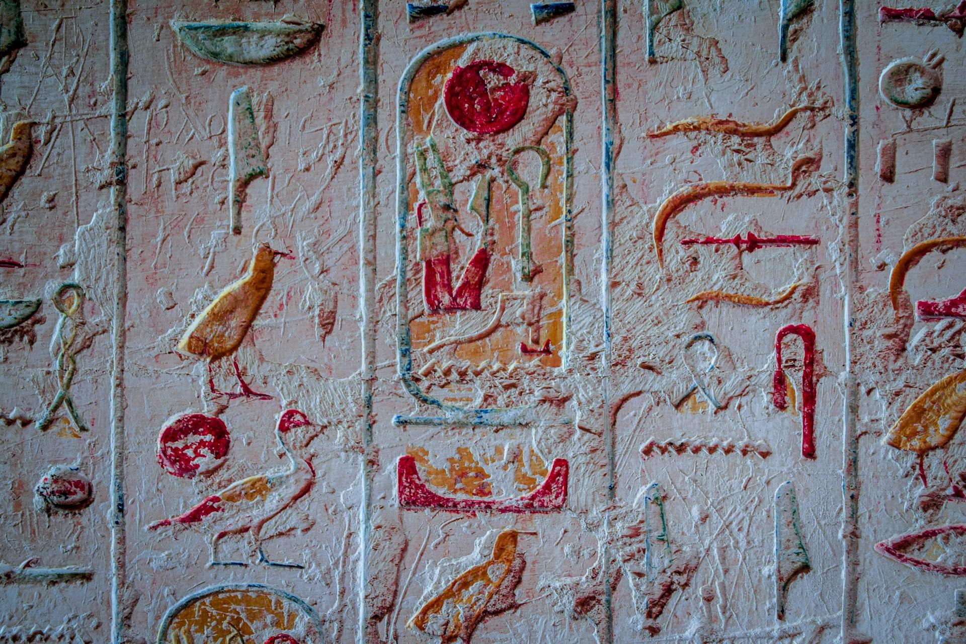 Hieroglyphen in rot auf einer hellen Steinplatte sind der Inbegriff des Fortschritts der frühen ägyptischen Gesellschaft.