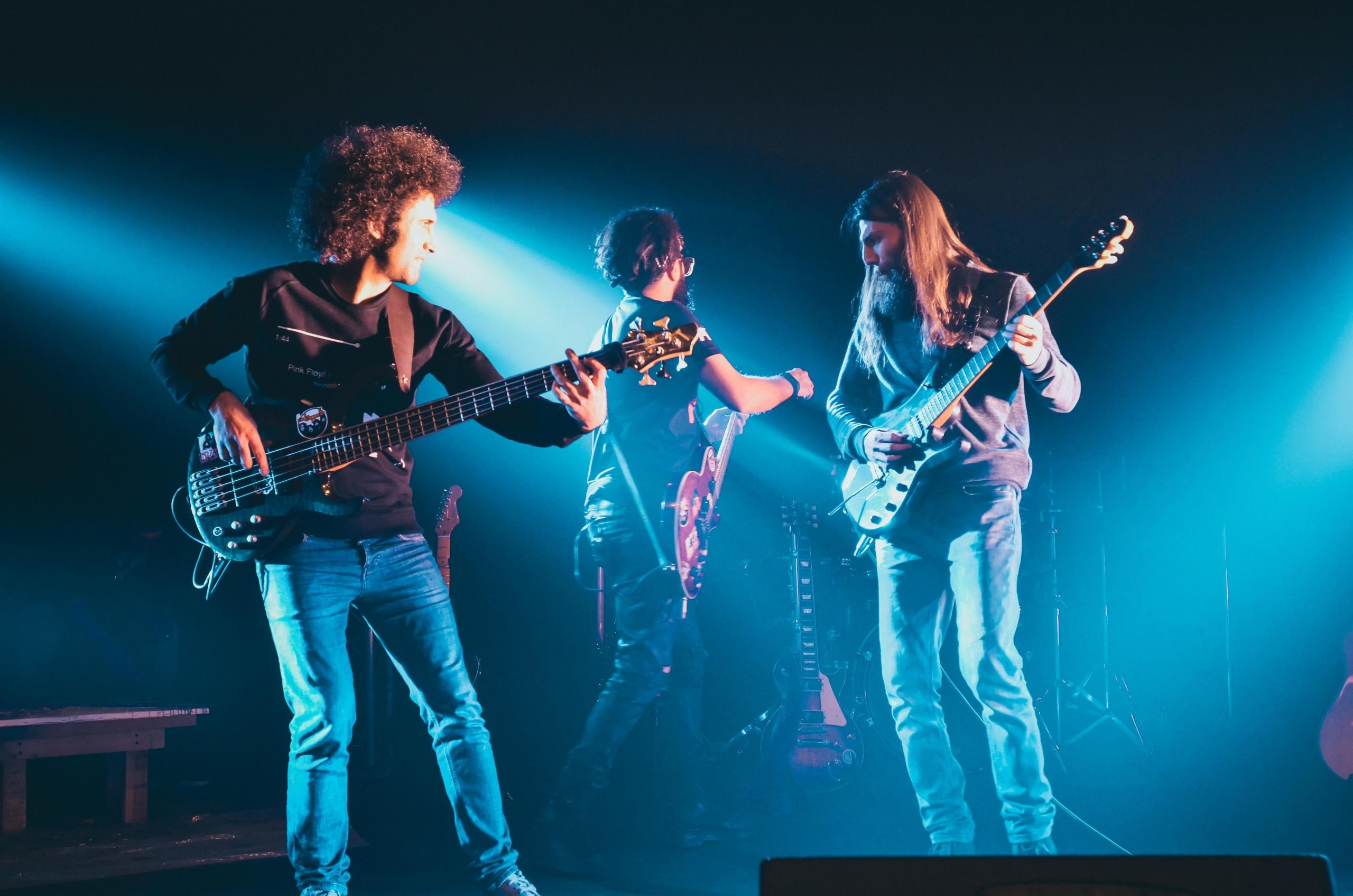 EinBass ist in der Band nicht weniger wichtig als die Gitarren.