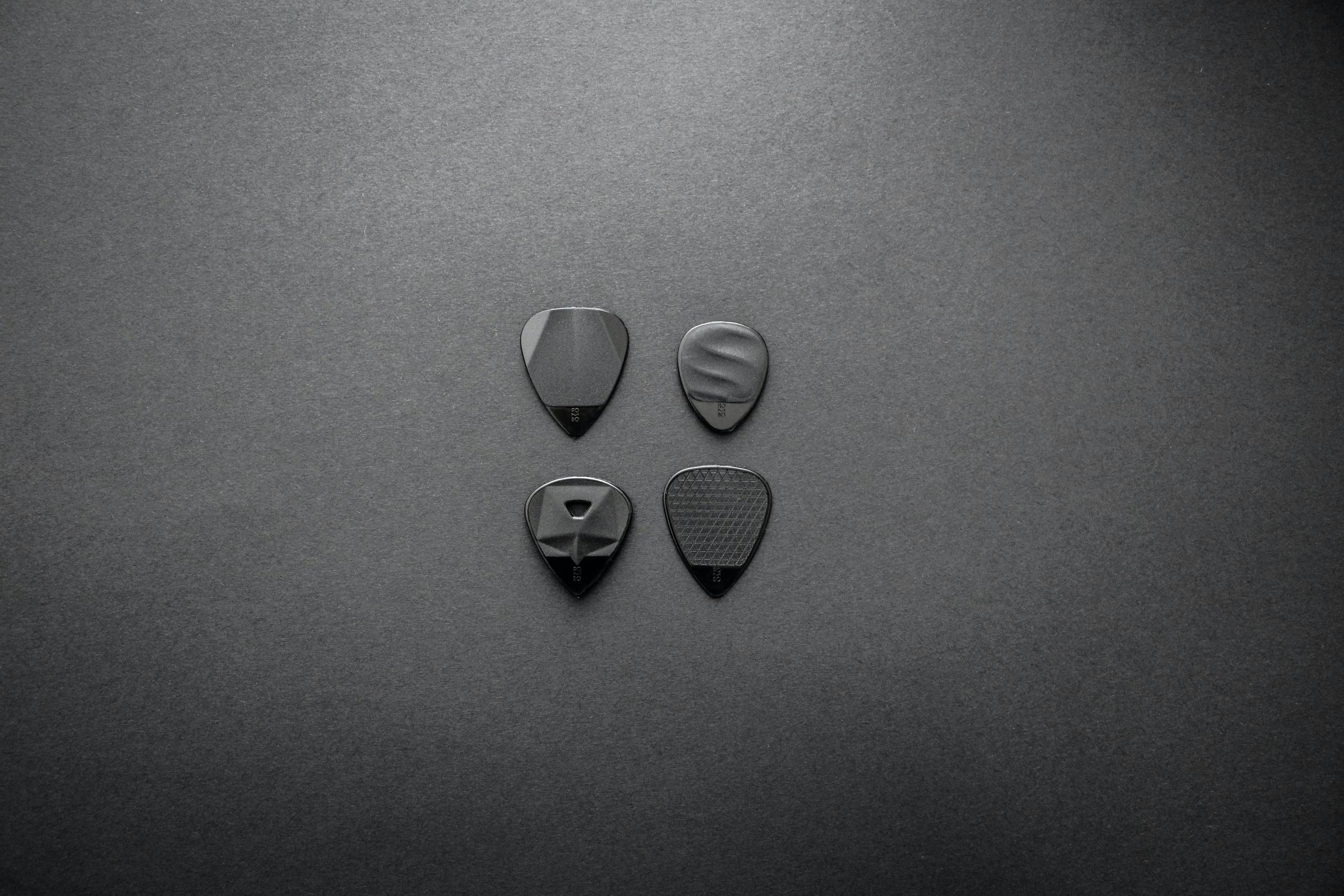Bass Picks können unterschiedliche Formen haben.