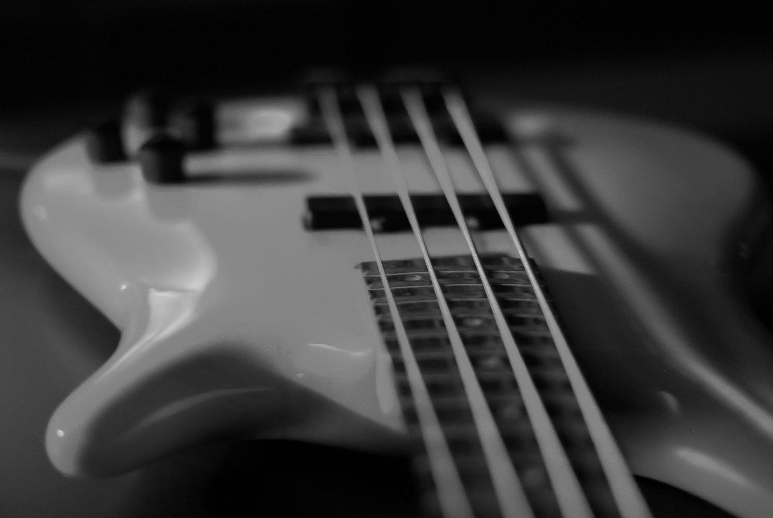 Ein E-Bass hat vier Saiten.