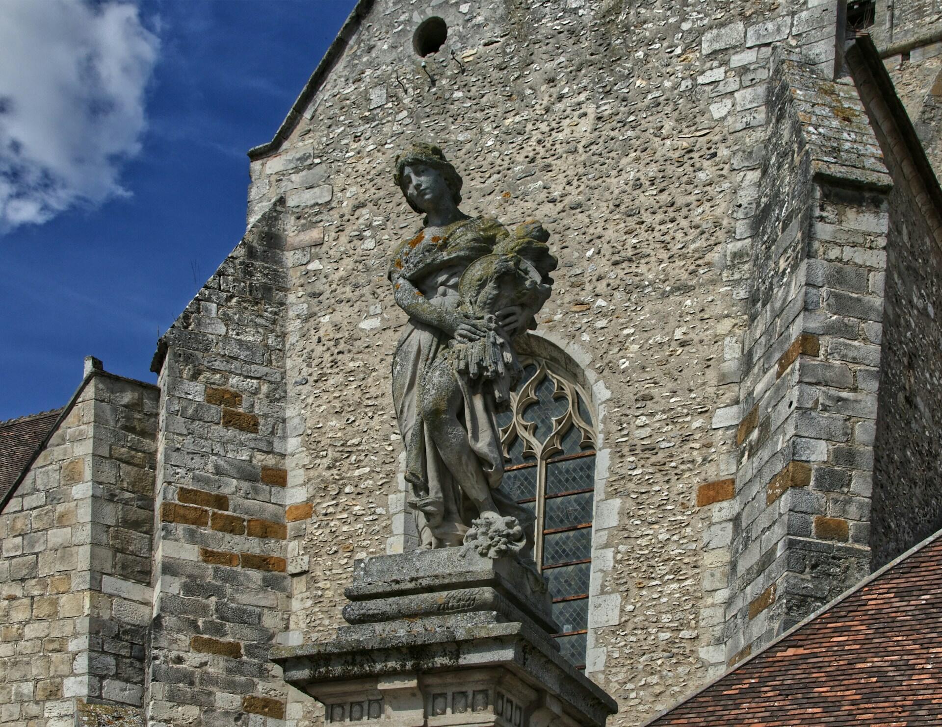 Eine Skulptur des Gottes Ceres mit reicher Ernte in den Armen.