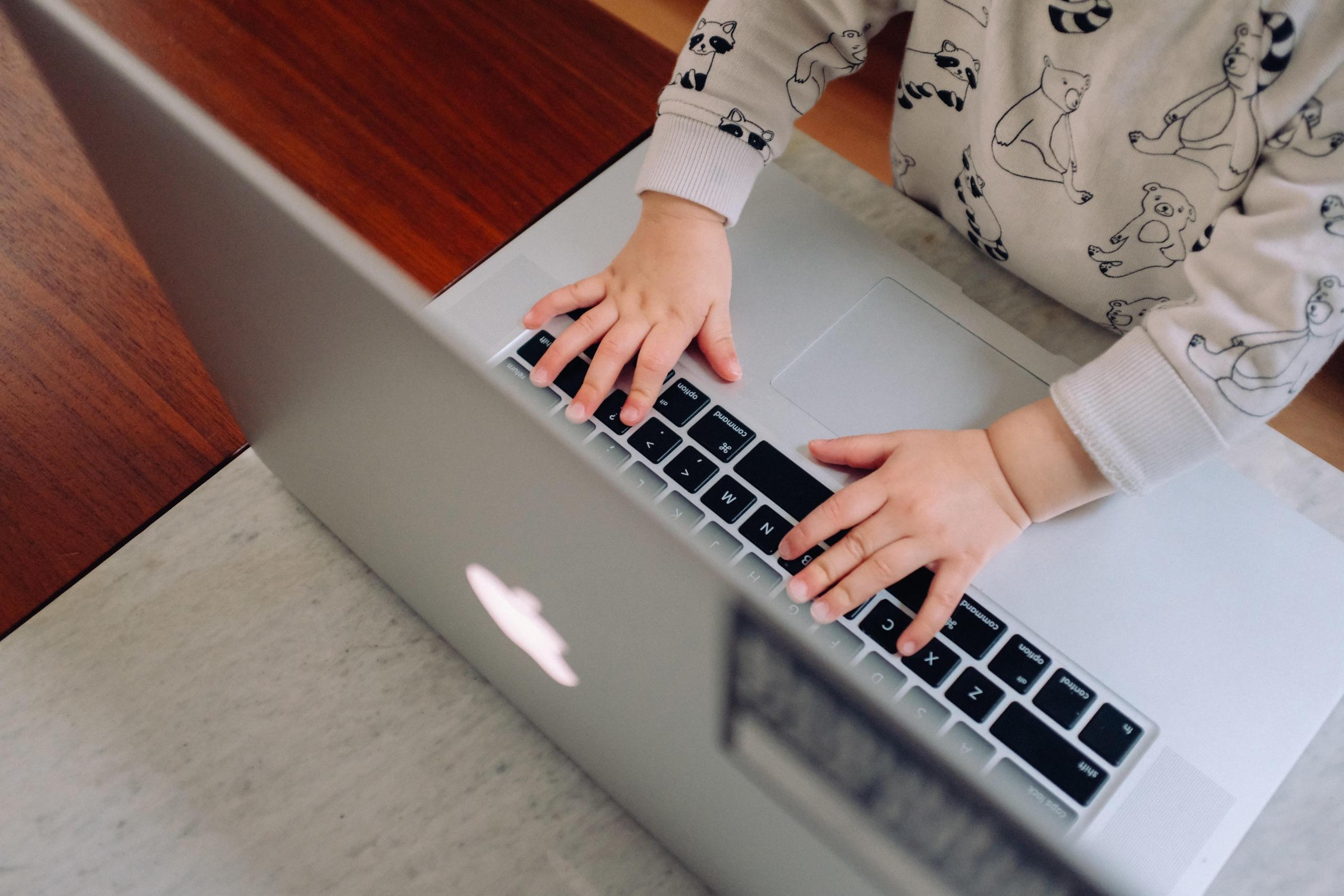 Als online Nachhilfelehrer kann es schwierig sein, die Aufmerksamkeit der Schüler aufrecht zu halten.