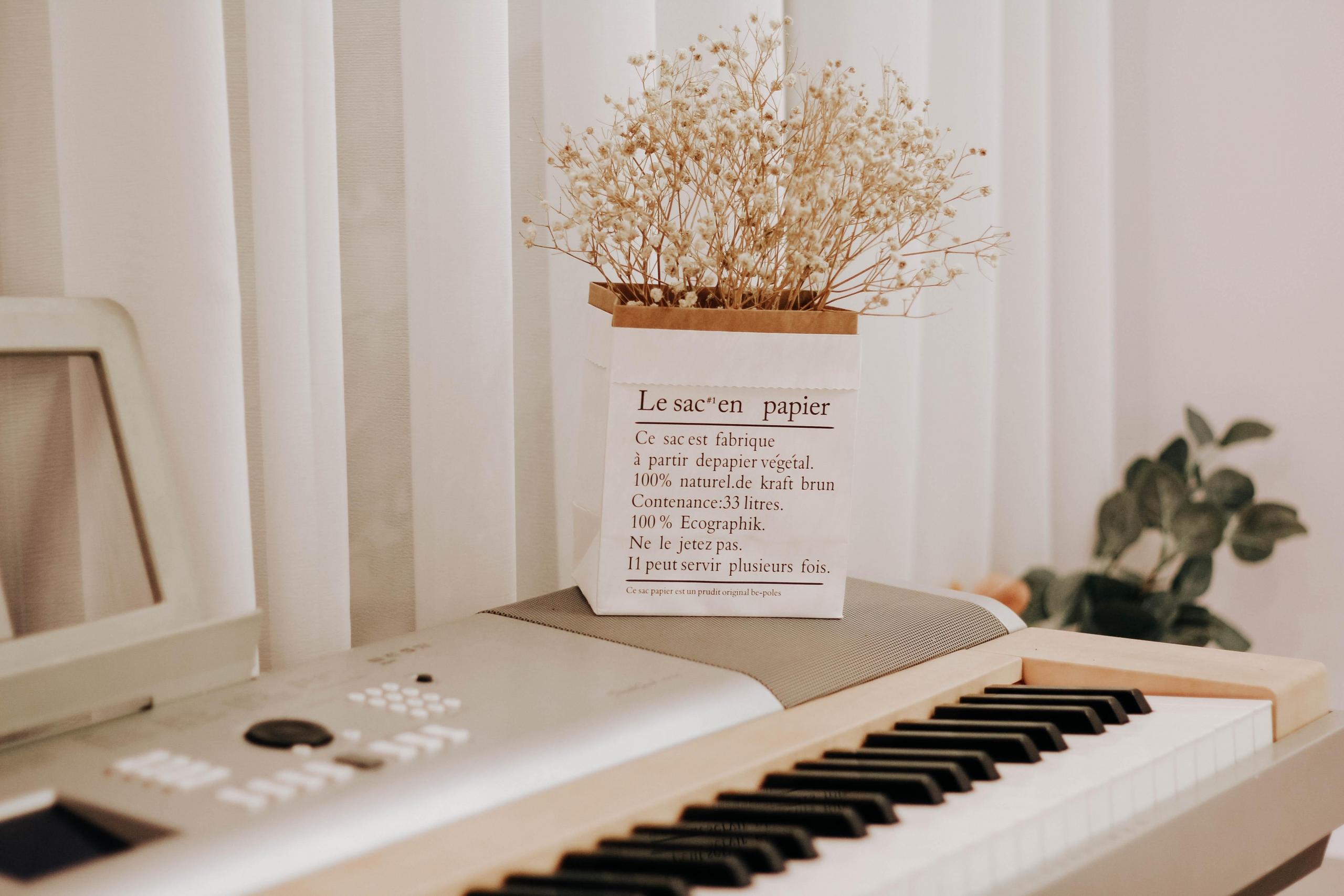 Aich auf einem Digitalpiano können Kinder Klavier spielen lernen.