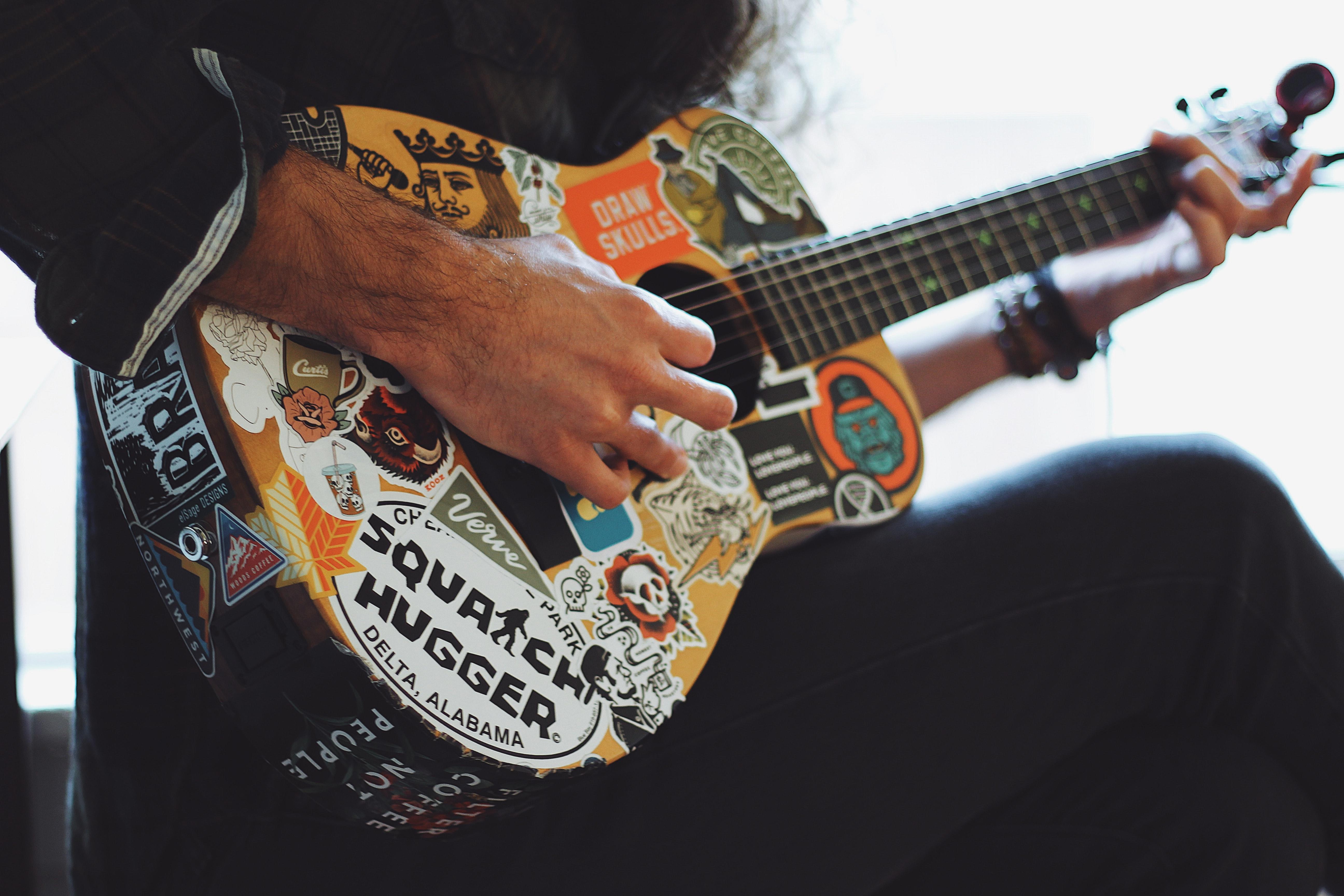 So lernst Du mit einem Schlagmuster Gitarre spielen.