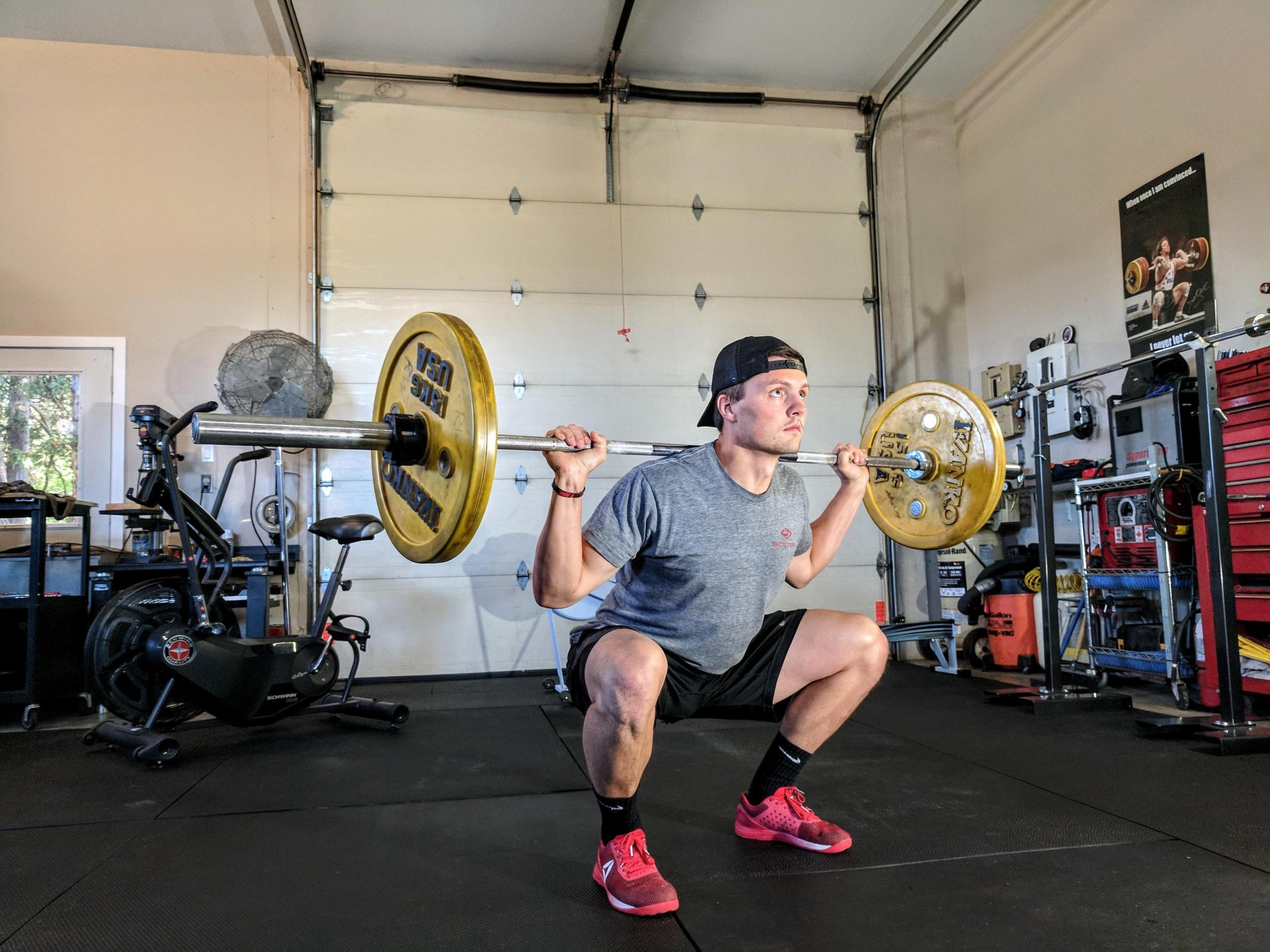 Squats mit Langhandel sind sehr effektiv für die hintere Oberschenkelmuskulatur.