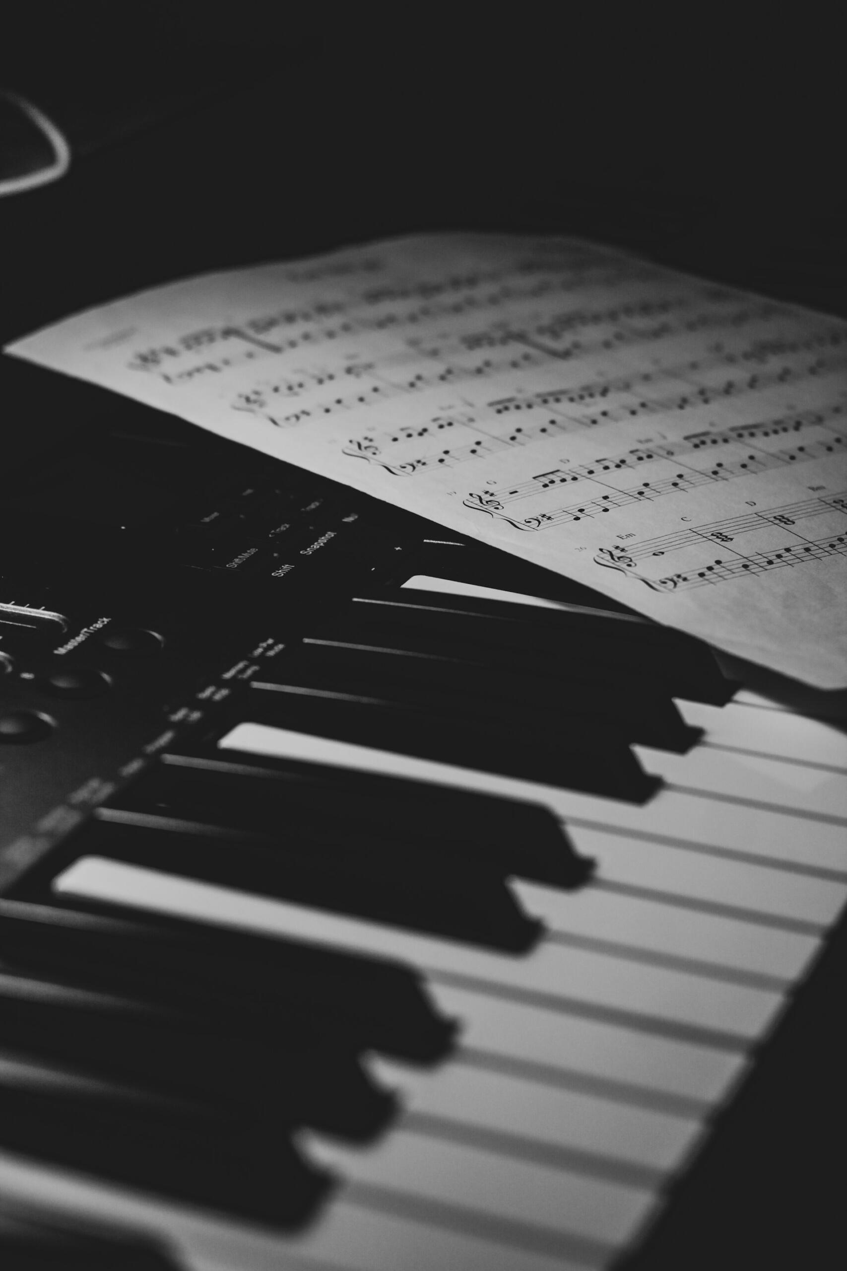 Ein Klavier und Noten.