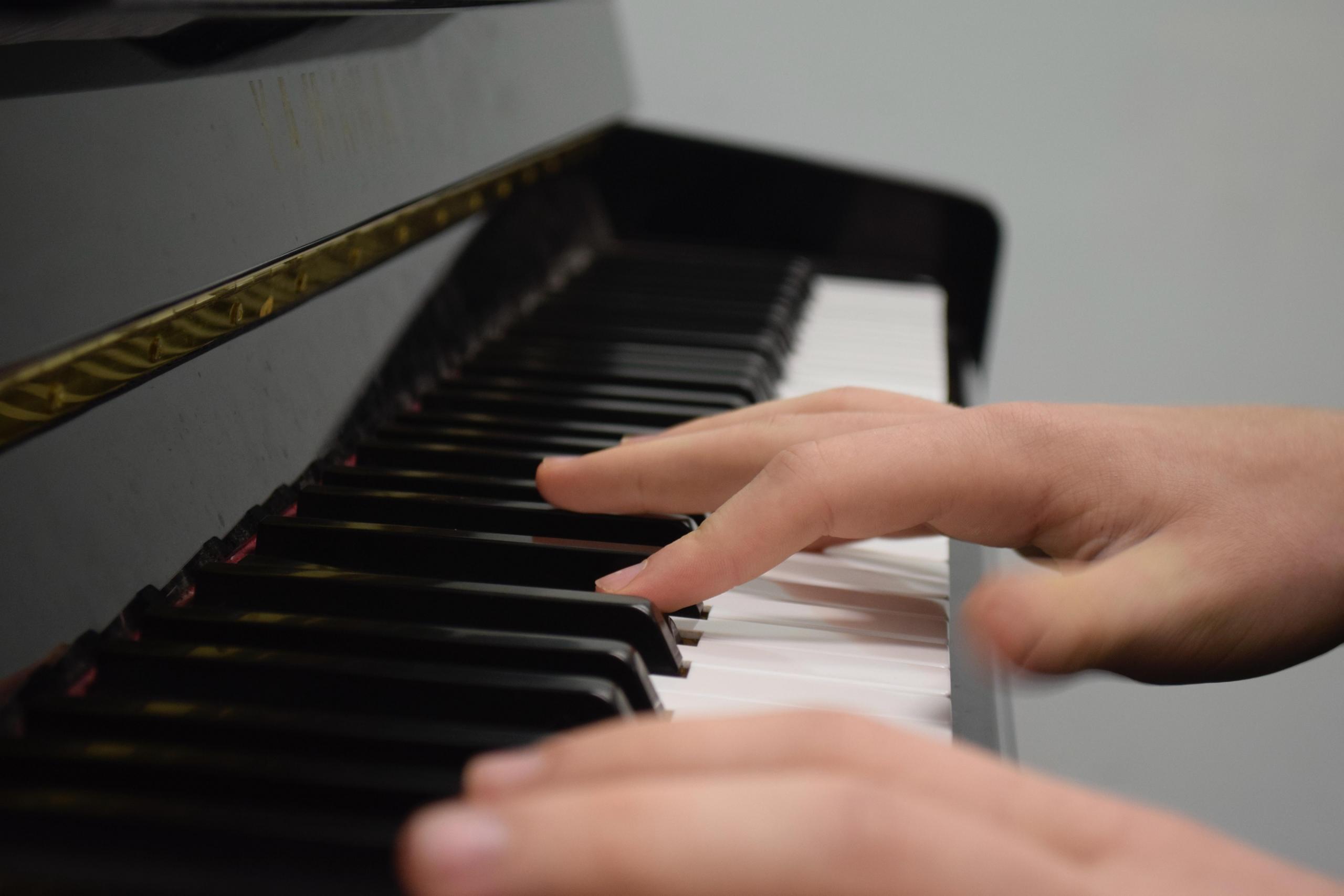 Die richtige Haltung beim Kalvier spielen betrifft die Finger, die Hände und den ganzen Körper.