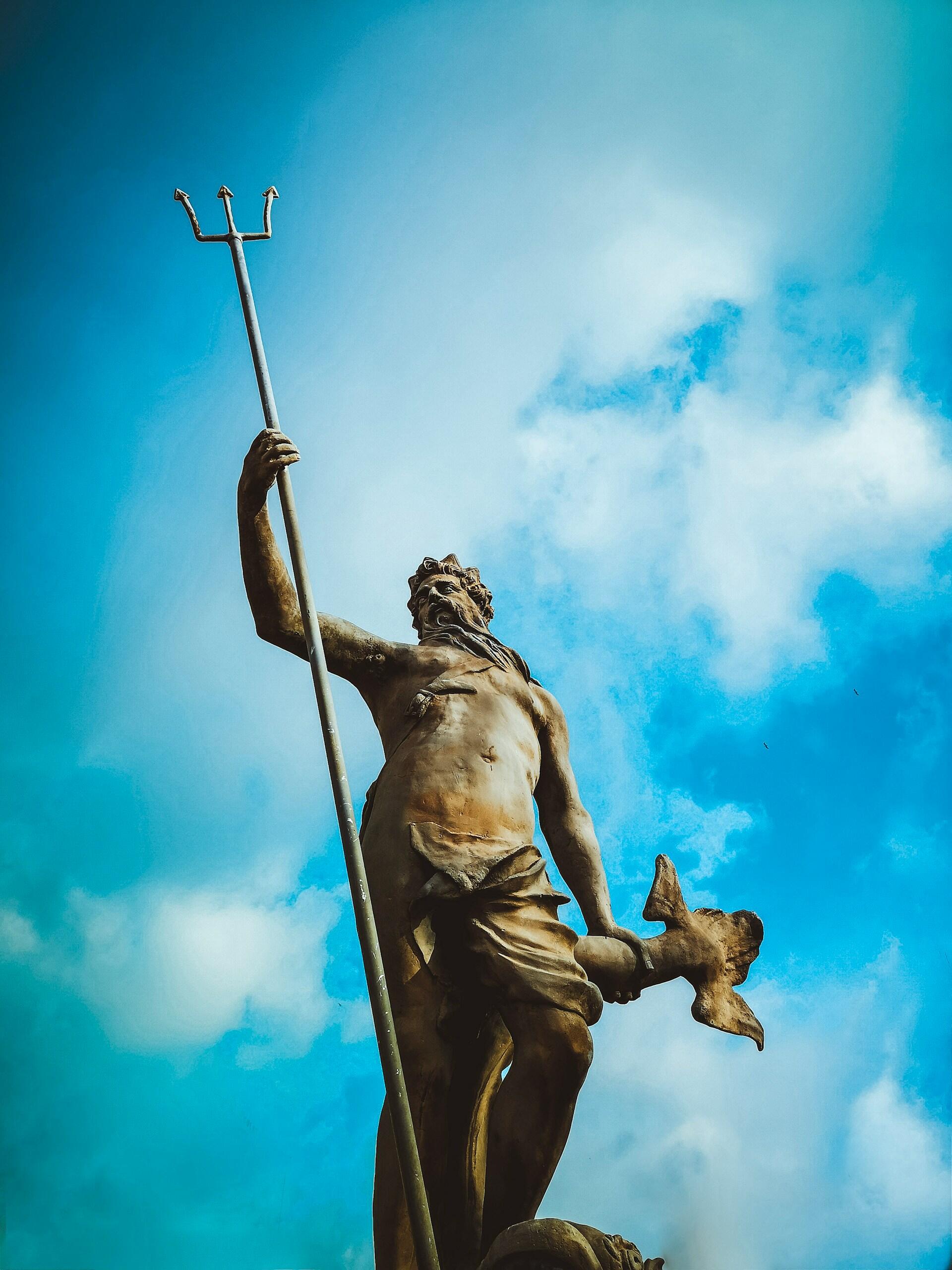 Eine Skulptur des Gottes Neptun mit dem Dreizack in der Hand.