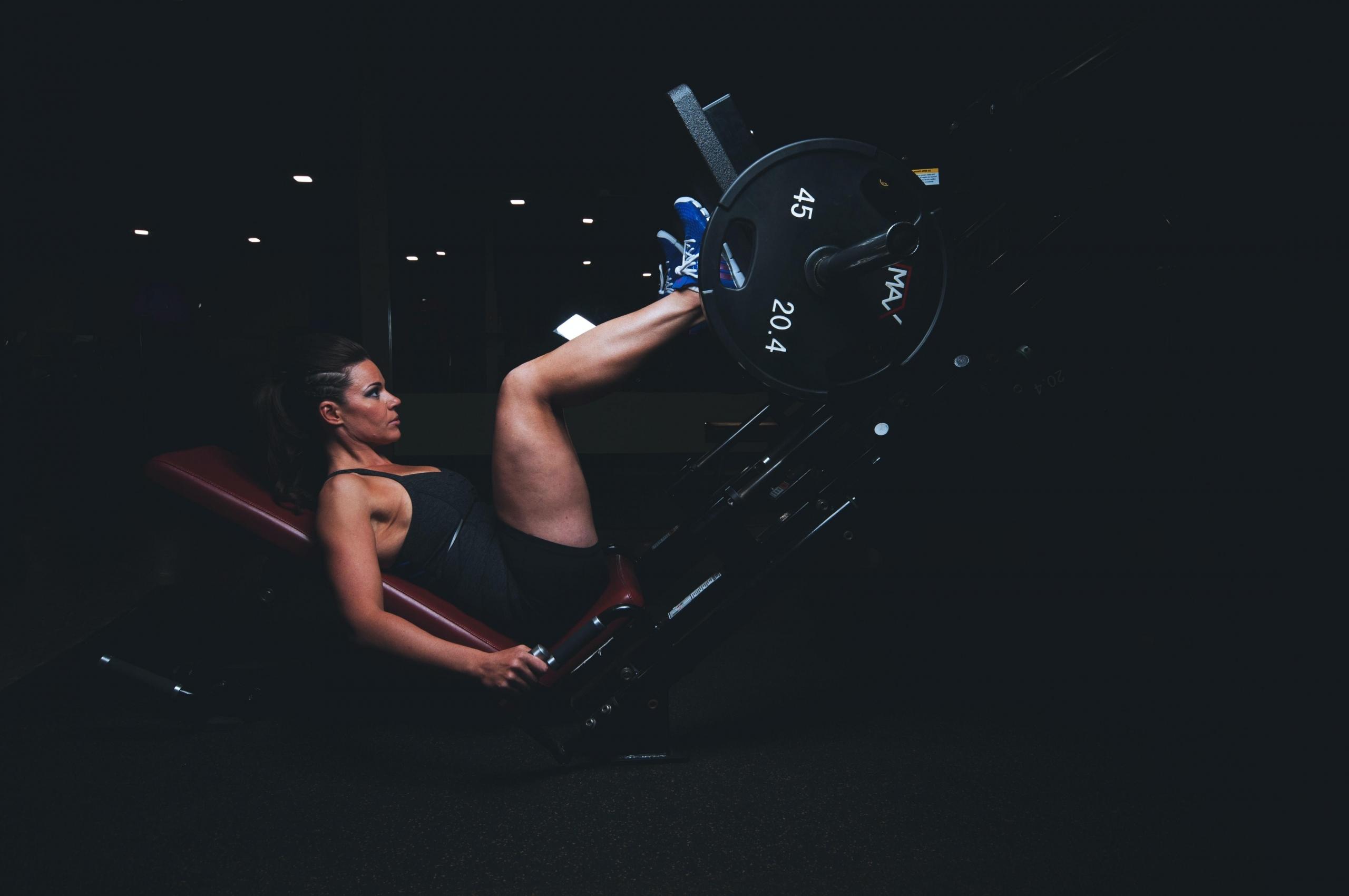 Die Beinprsse ist ein Klassiker unter den Fitnessgeräten um Oberschenkelrückseie zu trainieren