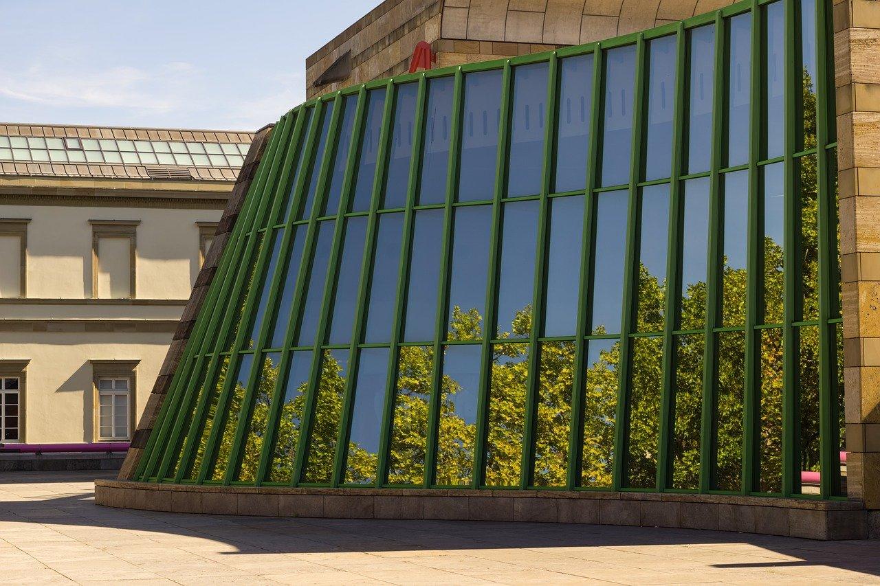 Fensterfront des deutschen Kunstmuseums Staatsgalerie in Stuttgart