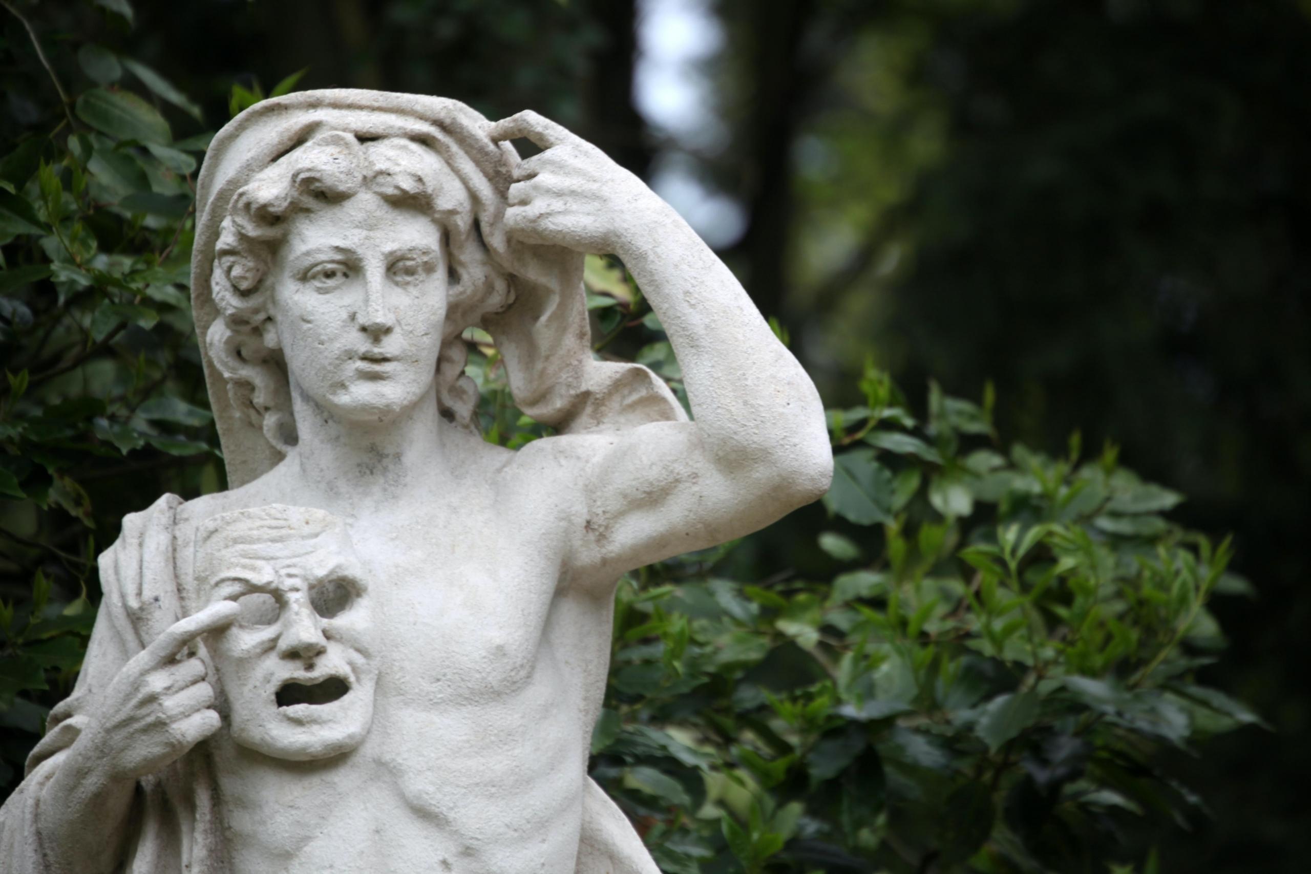 In der griechischen Tragödie haben alle Schauspieler Masken getragen.