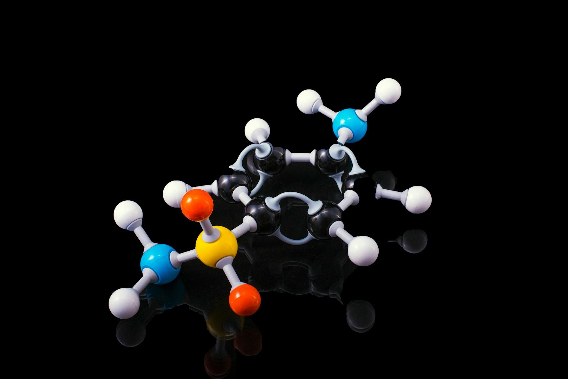 Atom-Modell mit Kugeln in verschiedenen Farben