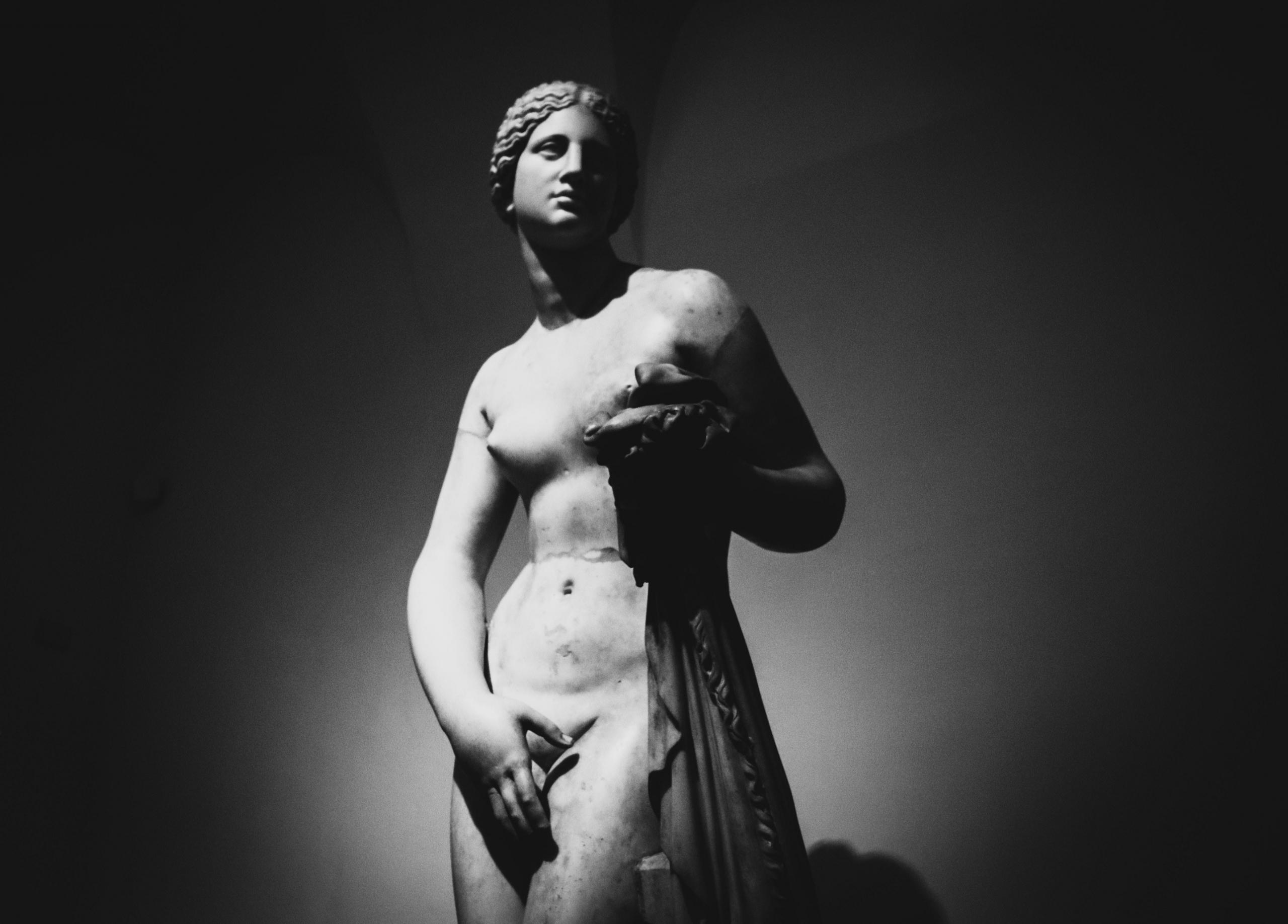 In den Museen der Welt findet ma die Statuen griechischer Götter.