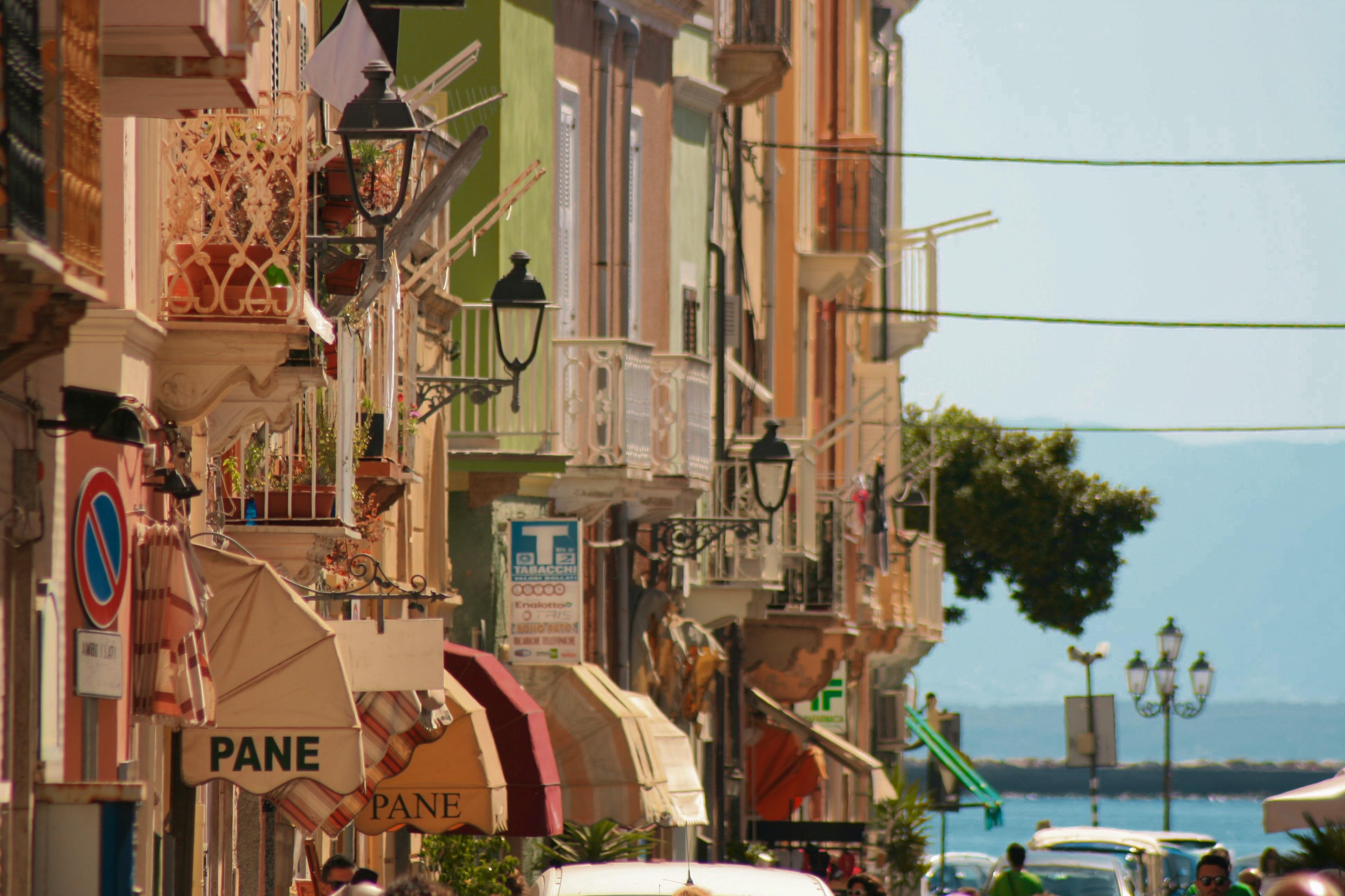 Italienische Straße mit Blick auf bunte Häuser