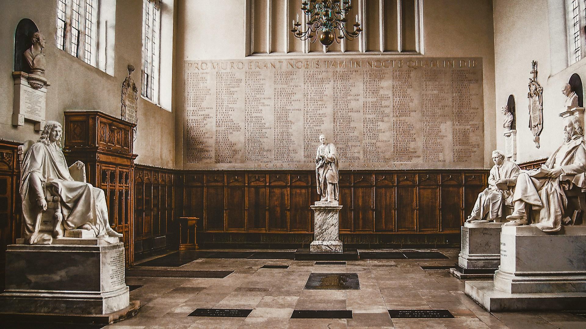 Mehrere weiße Statuen in einem hohen Raum