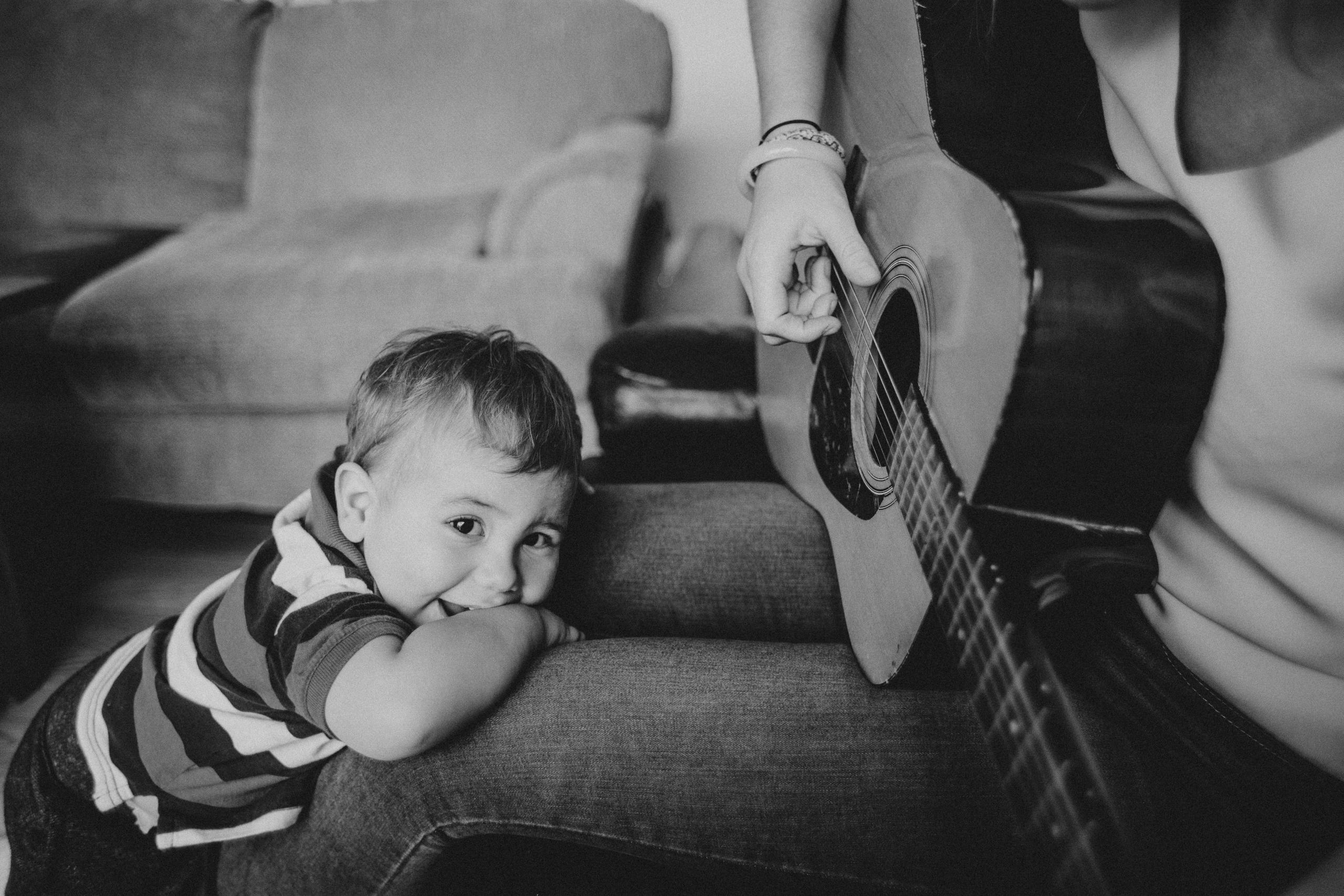Kinder können bereits ab 4 Jahren mit dem Gitarre lernen beginnen.