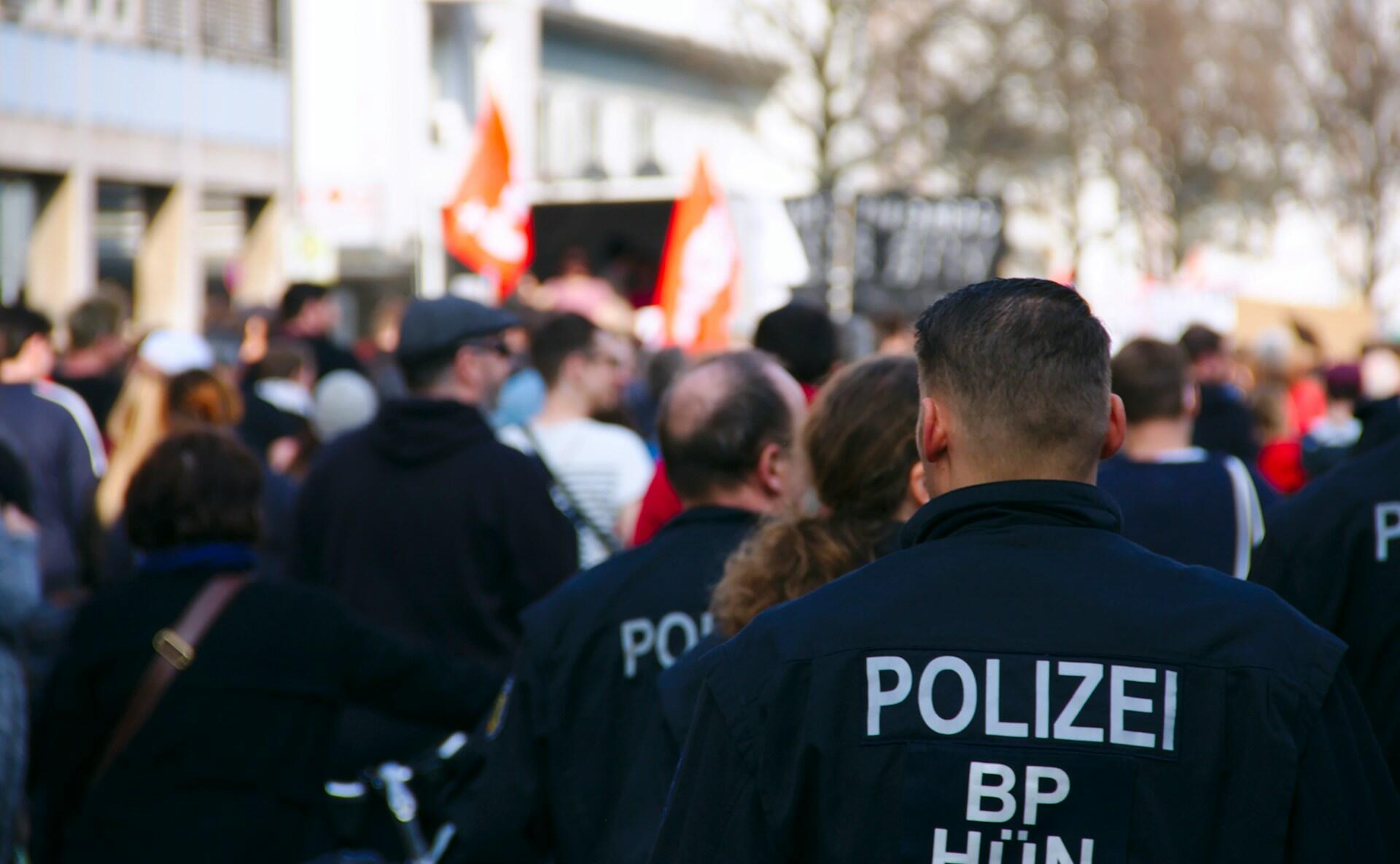 Die Polizei steht an einer Demo.