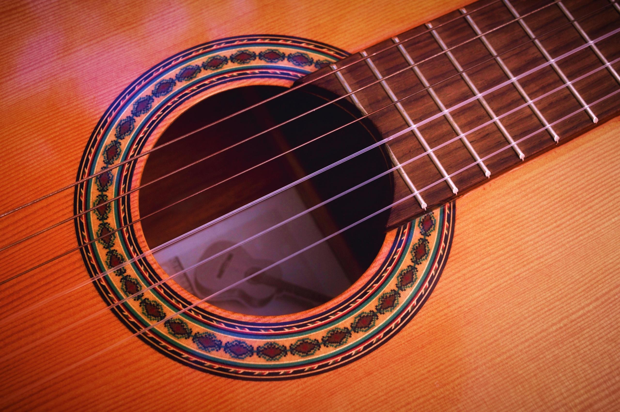 Die Kindergitarre muss der Körpergröße des Kindes entsprechen.