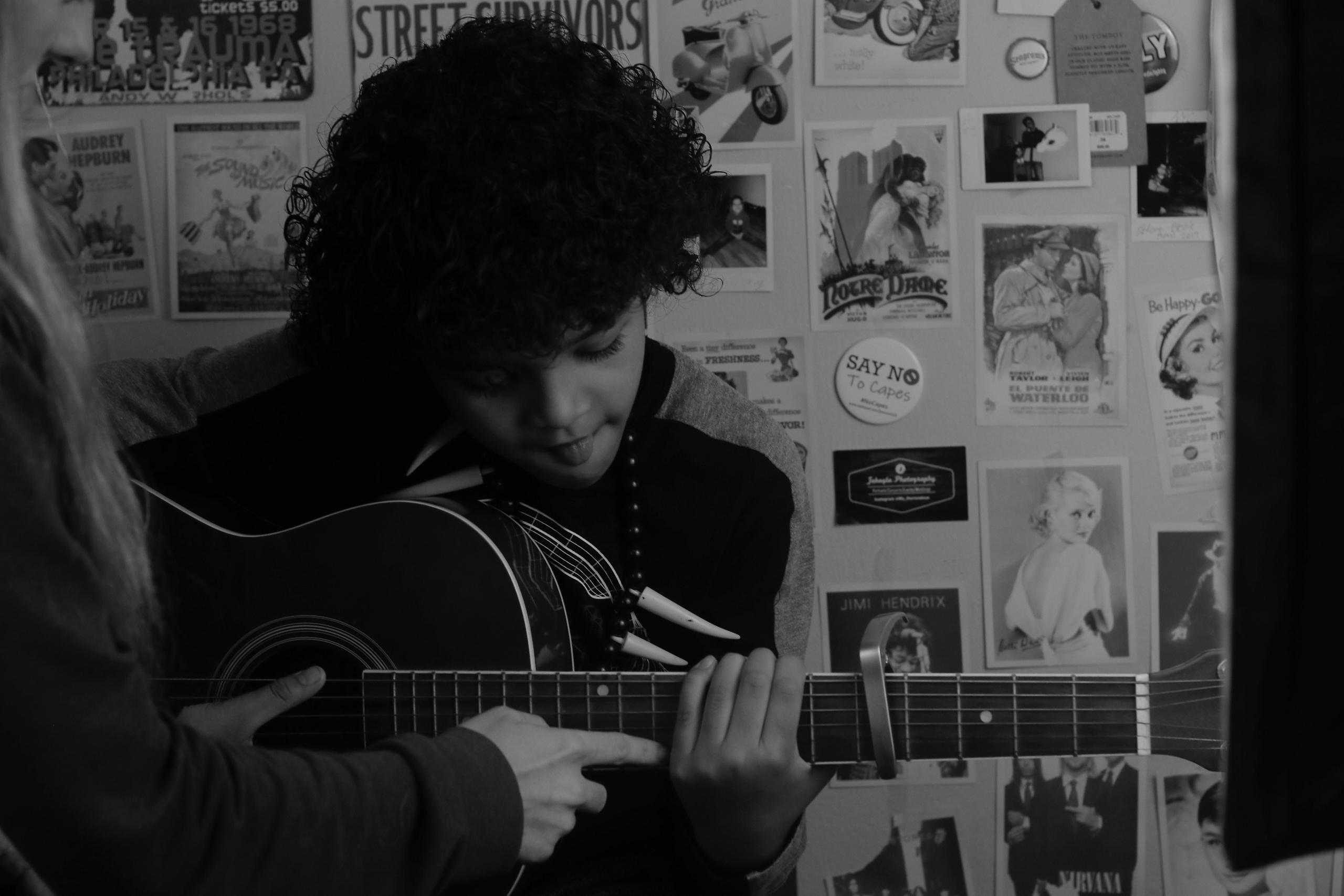 Der Gitarrenunterricht sollte auf das Alter der Schüler zugeschnitten sein.