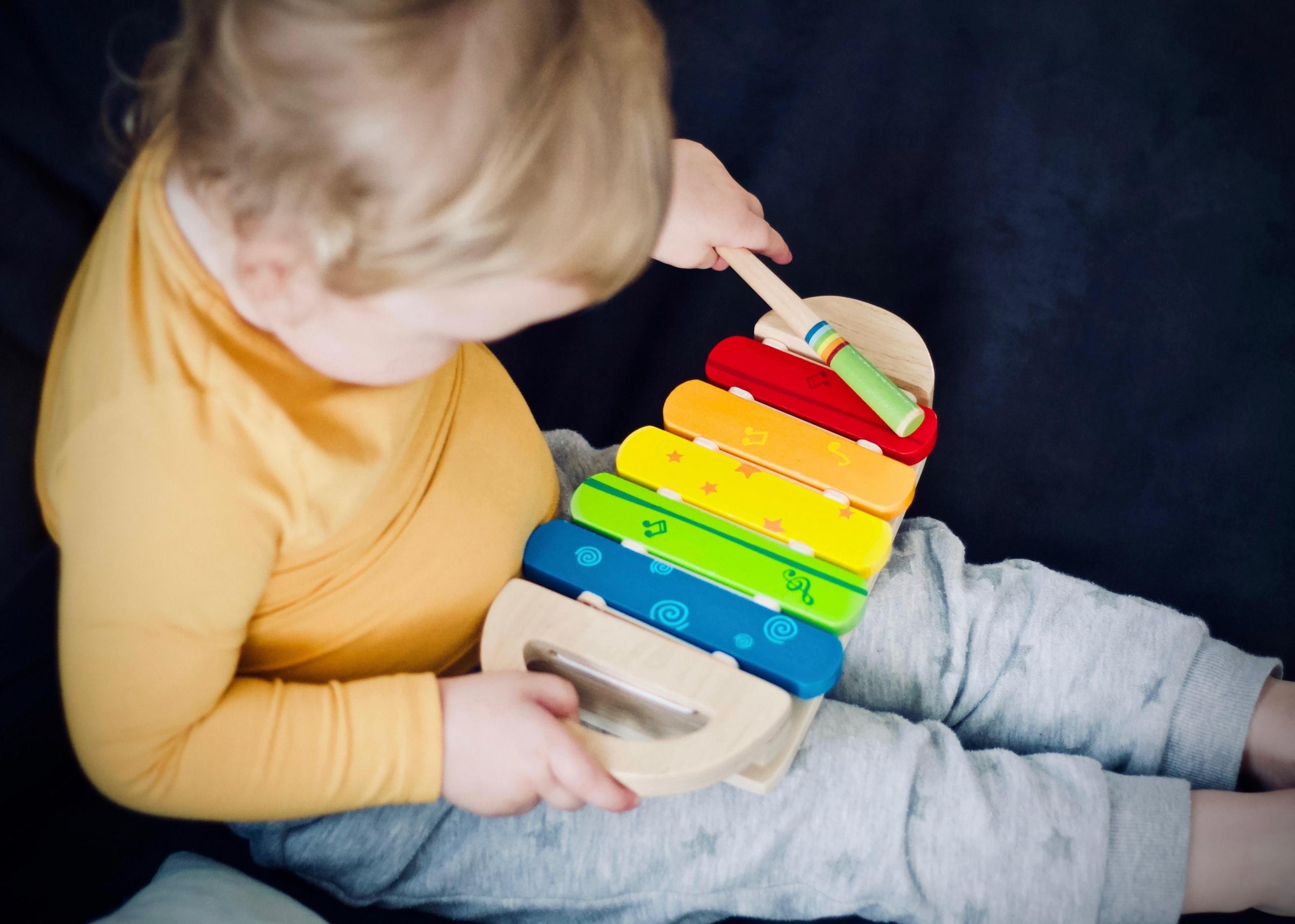 Schon Kleinkinder können das Musizieren für sich entdecken.