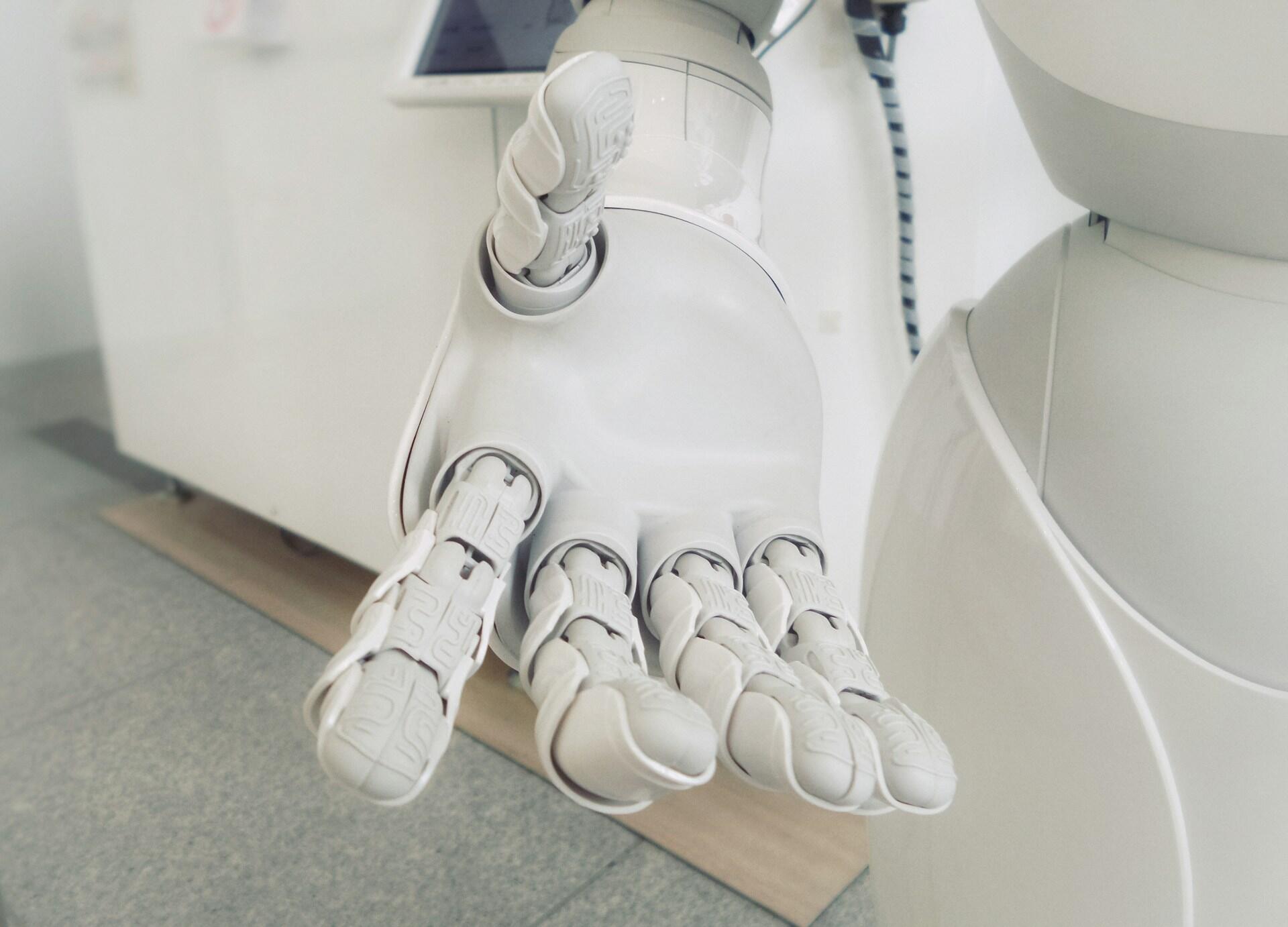 Weißer Roboter mit ausgestreckter Hand. 