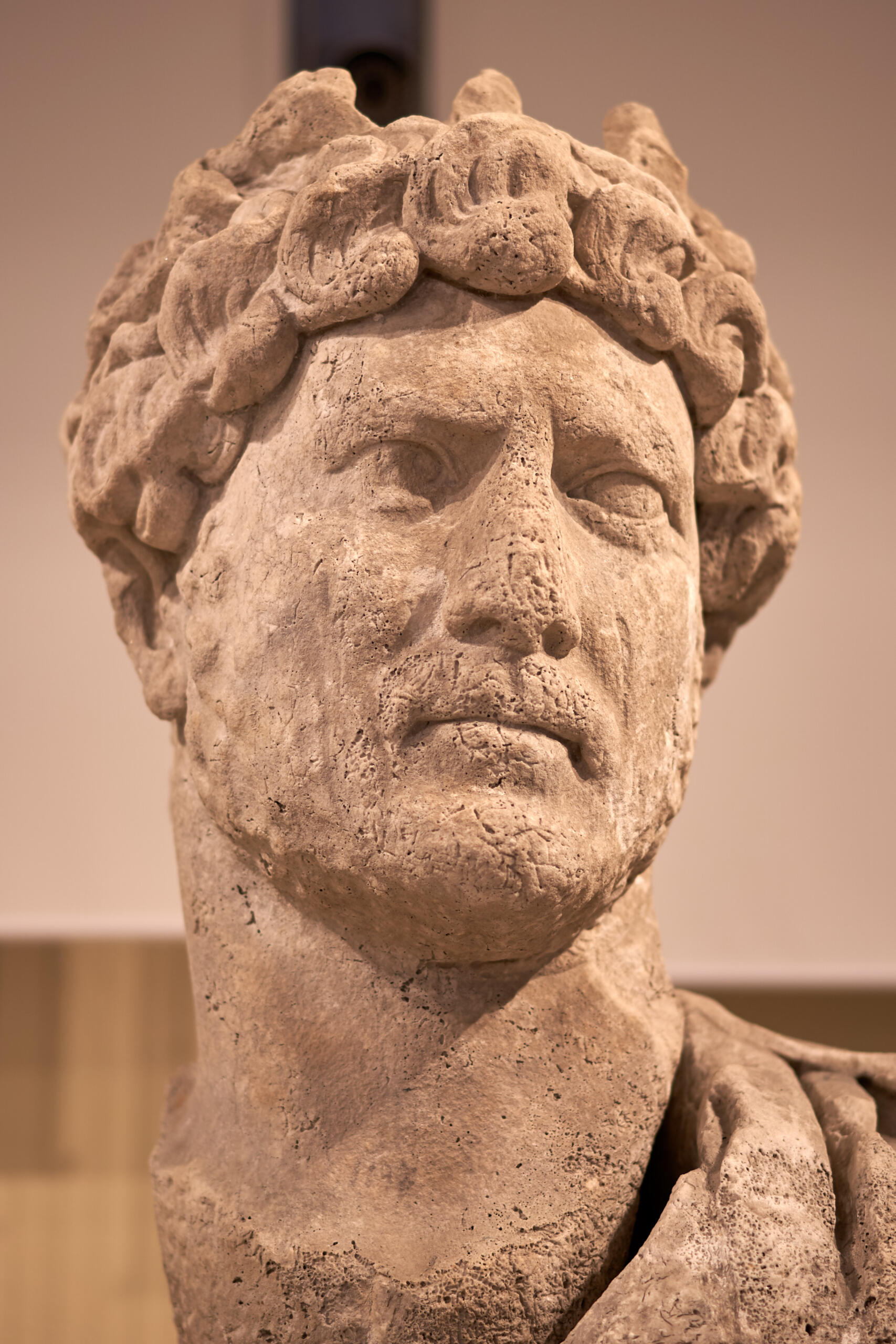 Eine Büste des Kaiser Hadrian.