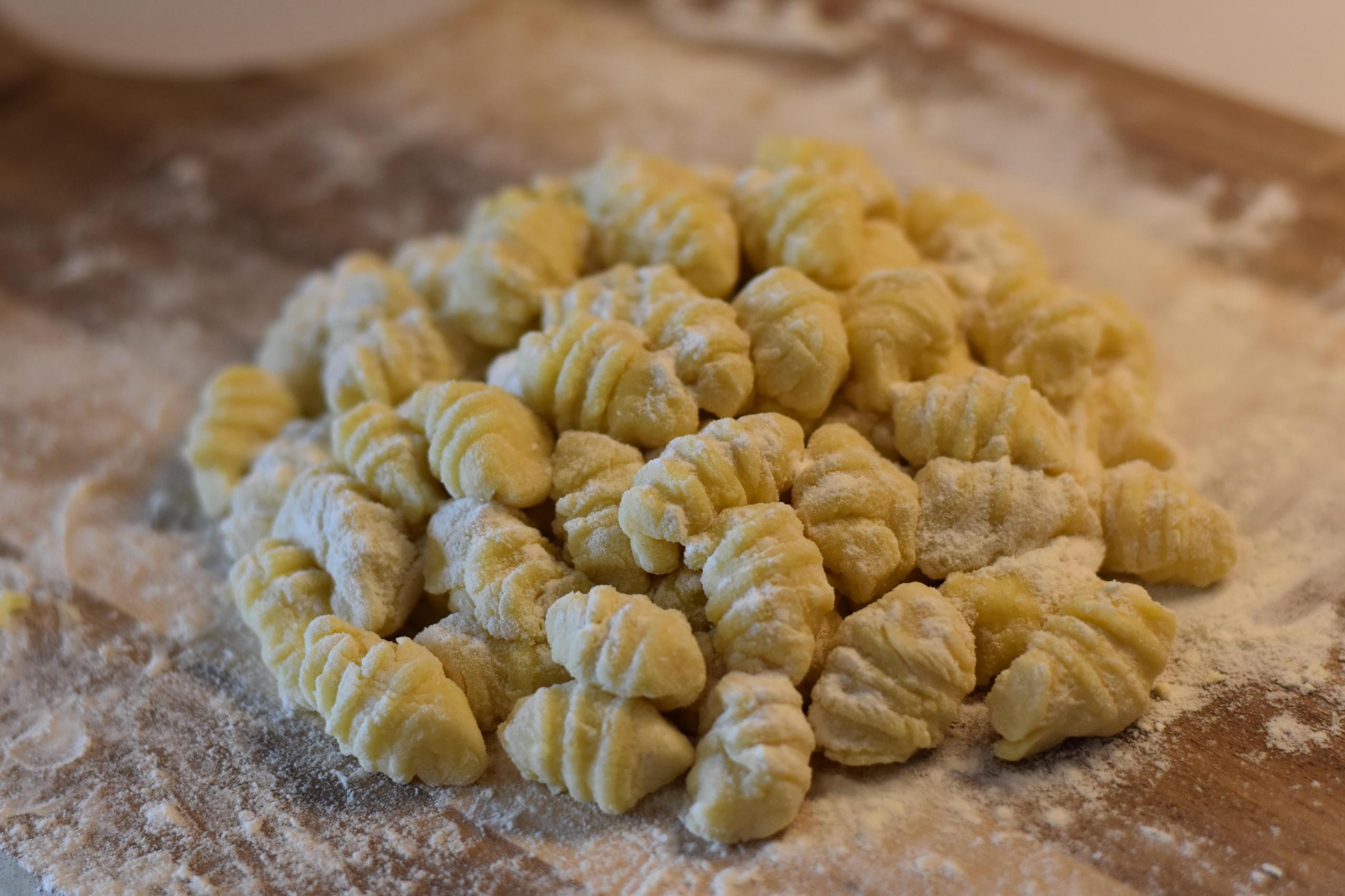 Gnocchi auf braunem Holztisch.