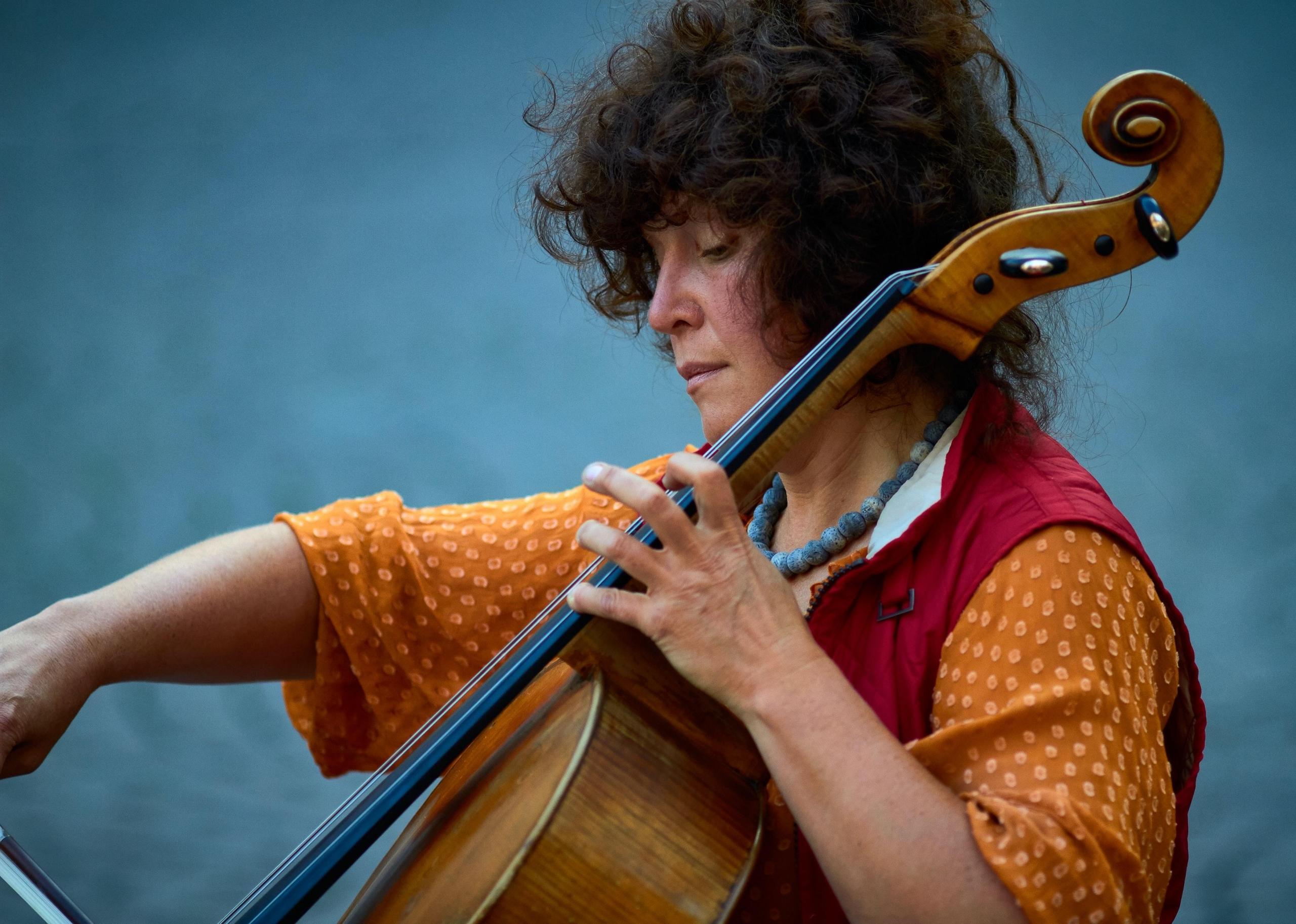 Ein Cello wird im Sitzen gespielt.