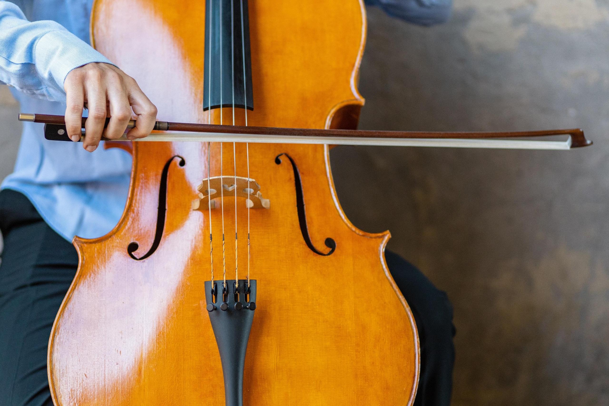 Wie kann man ohne Lehrer Cello lernen?