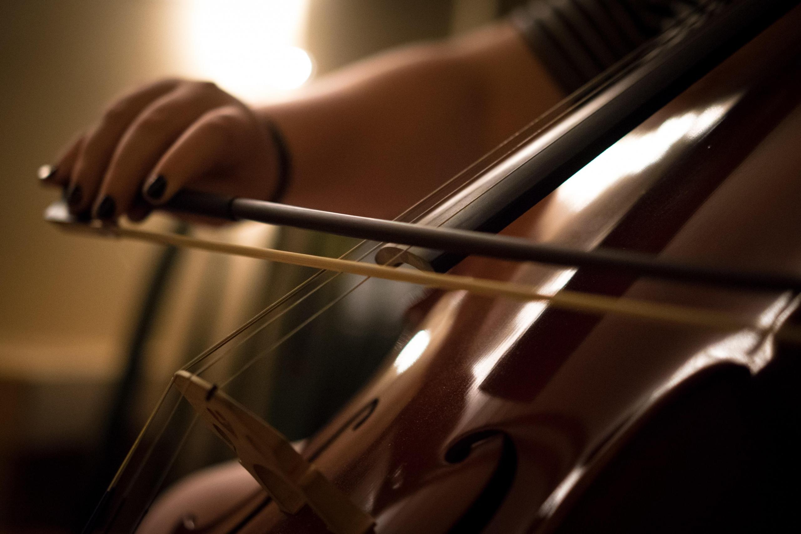 Haltung, Bogenführung, Intonation - Cellolehrer helfen Dir, die Schwierigkeiten zu überwinden.