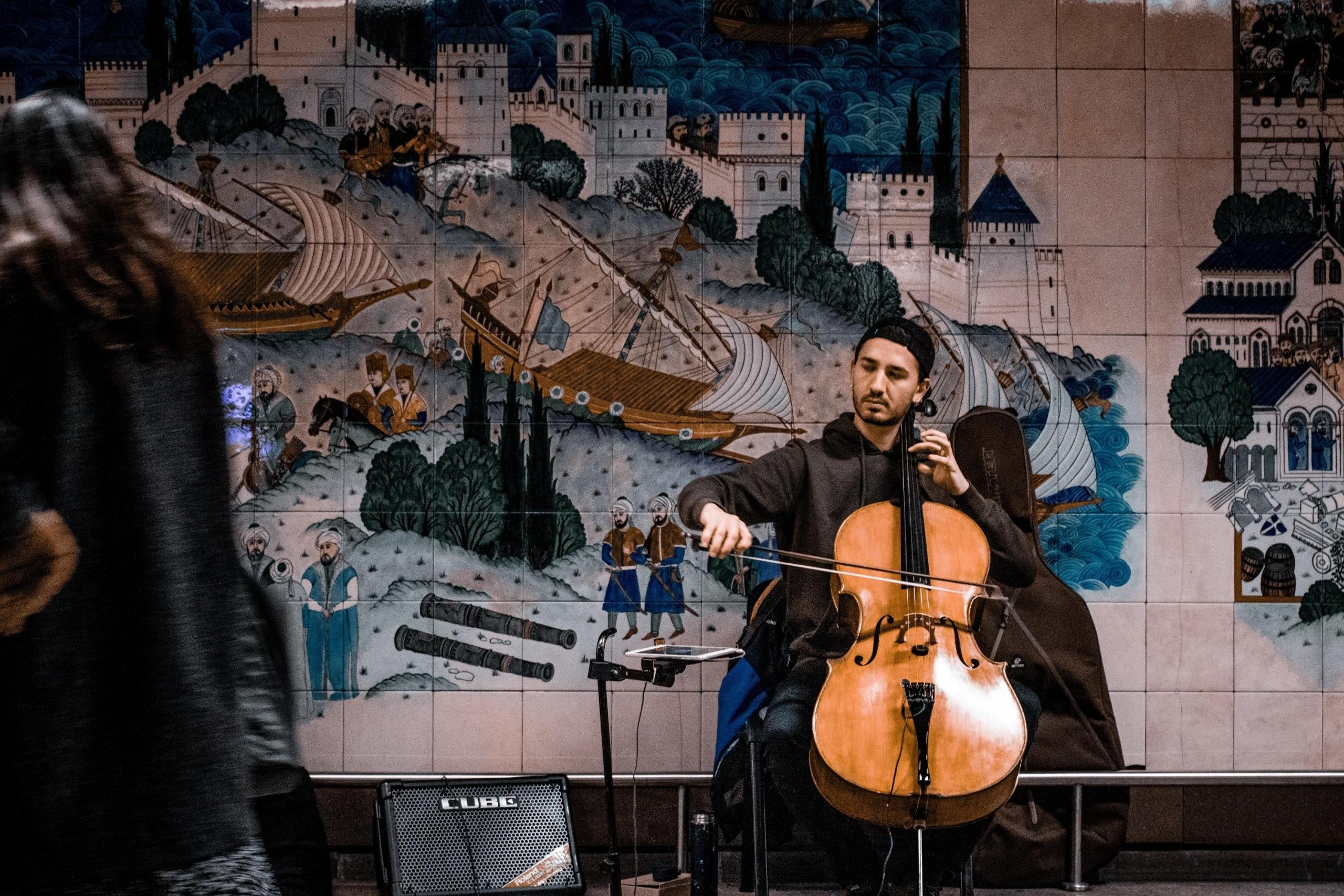 Der Tonumfang des Cellos umfasst mehr als vier Oktaven.