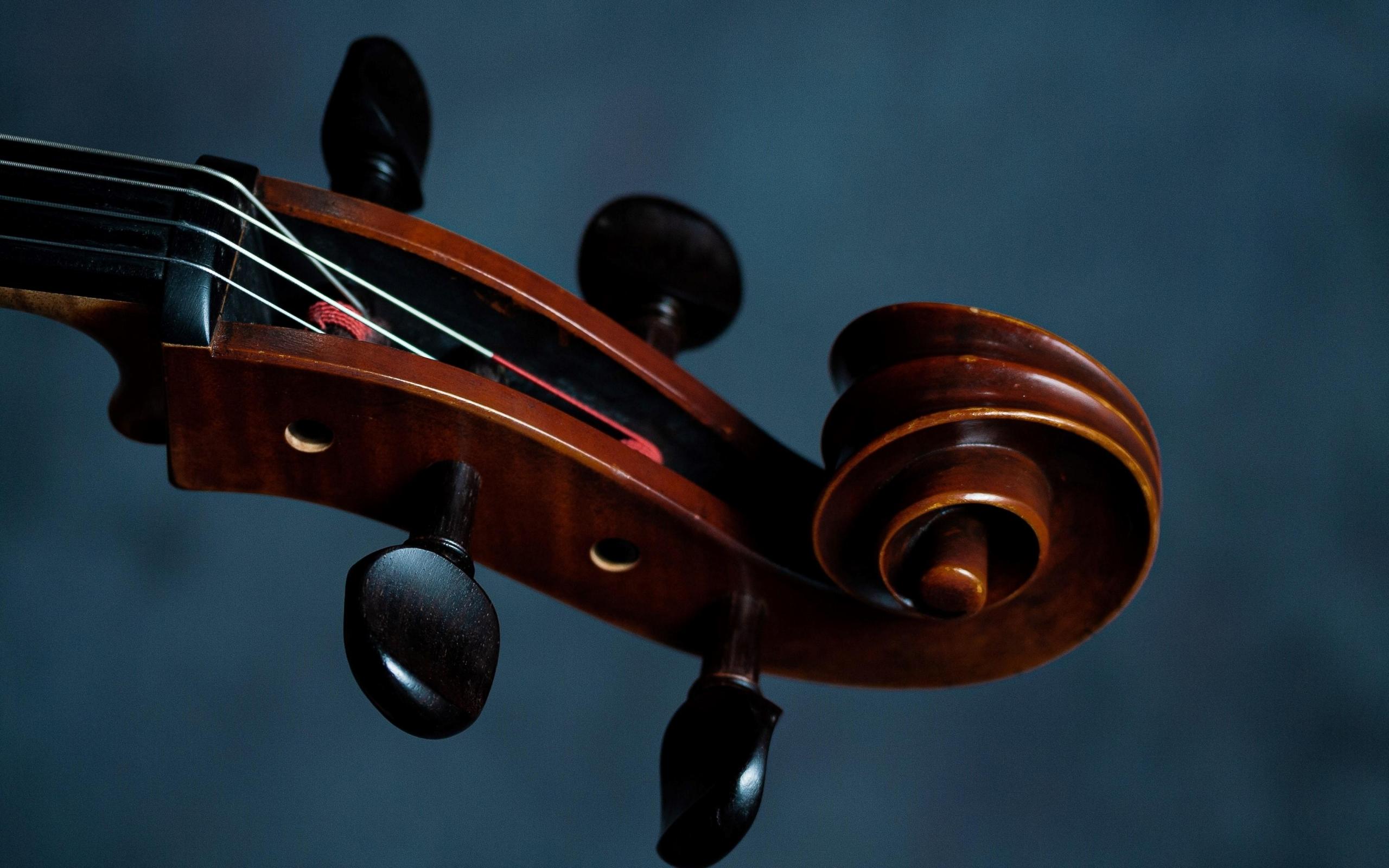Das Cello Stimmen an den Wirbeln wird mit der Zeit einfacher.