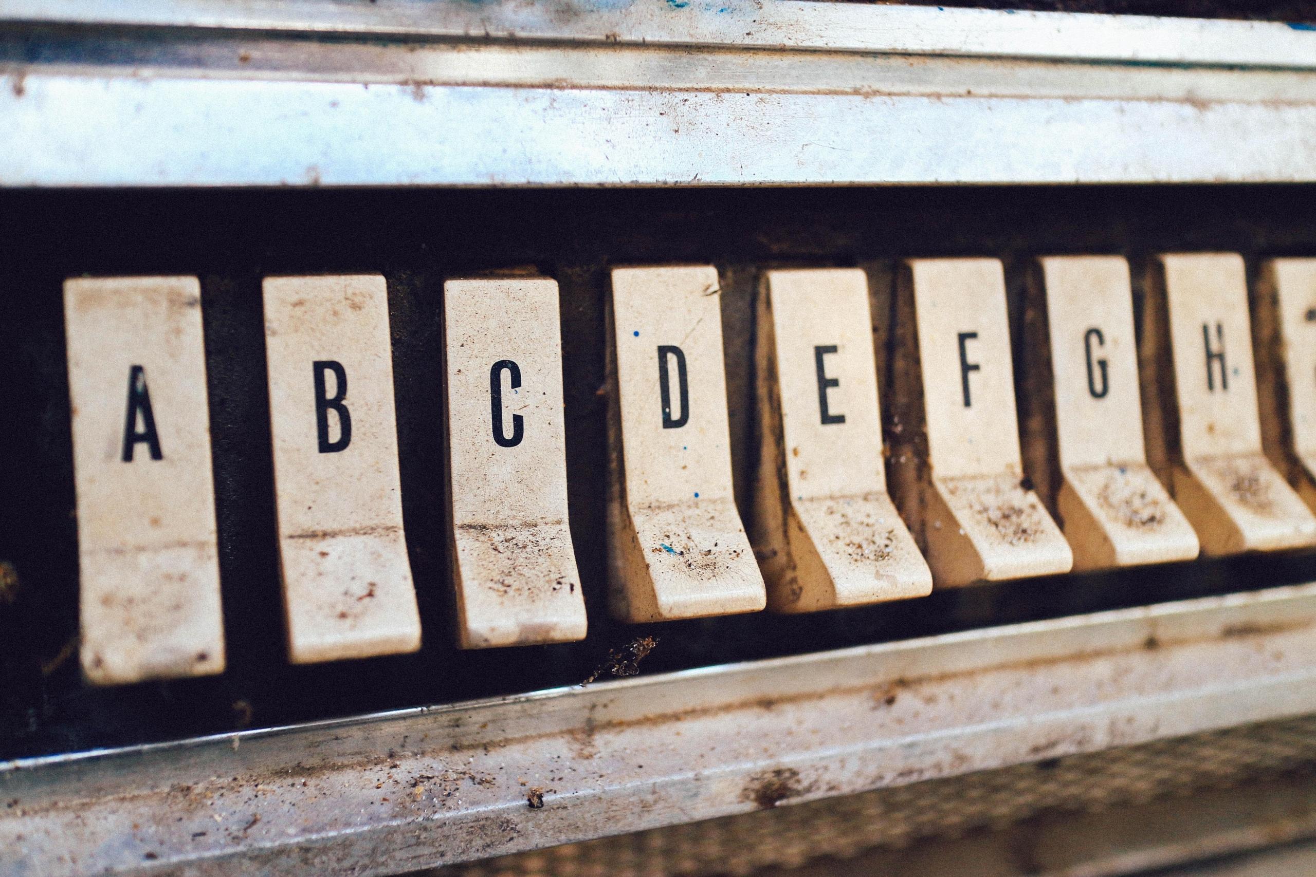 Du musst das französische Alphabet üben.