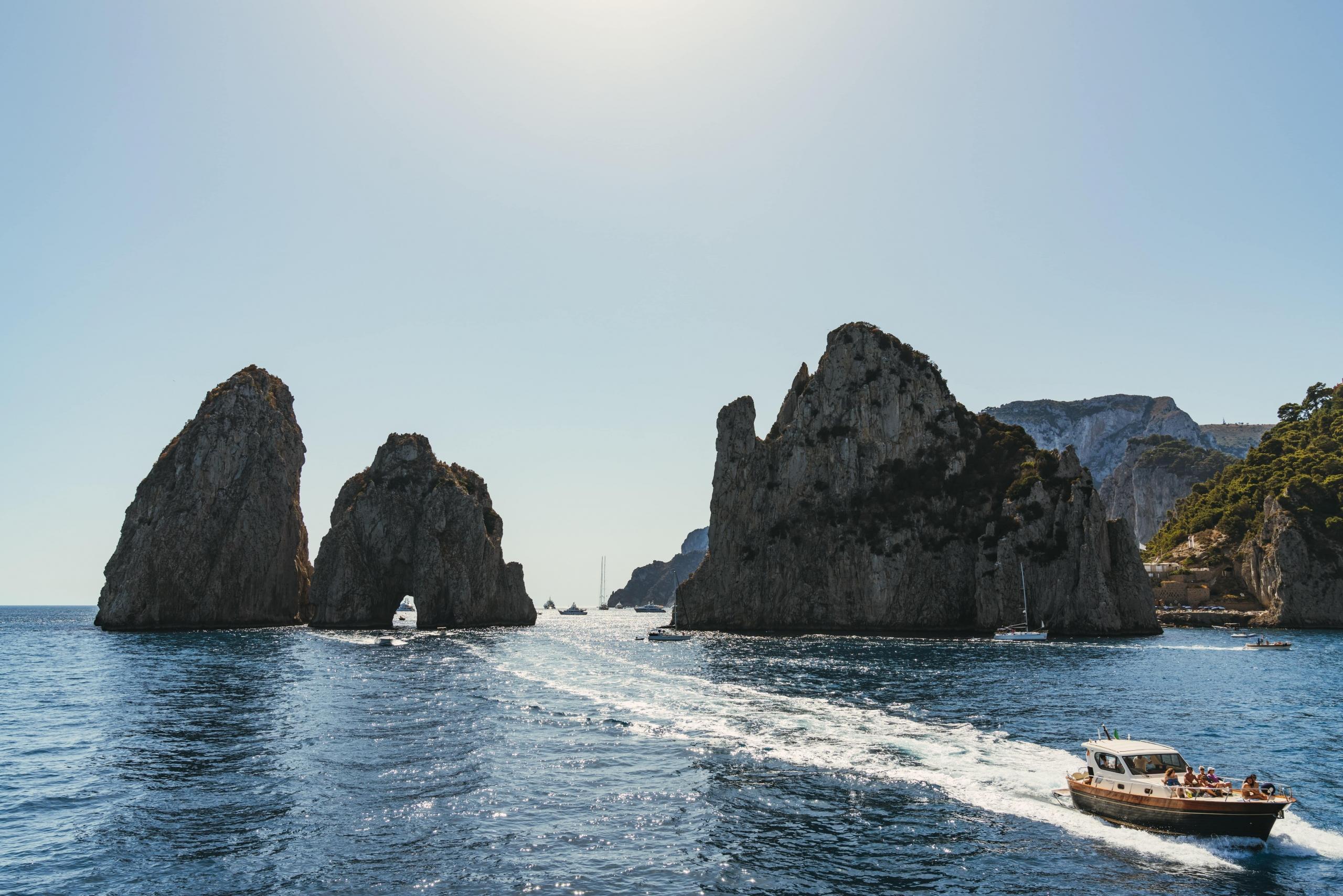 Auf Capri kann man wandern, am Strand liegen und vieles mehr.
