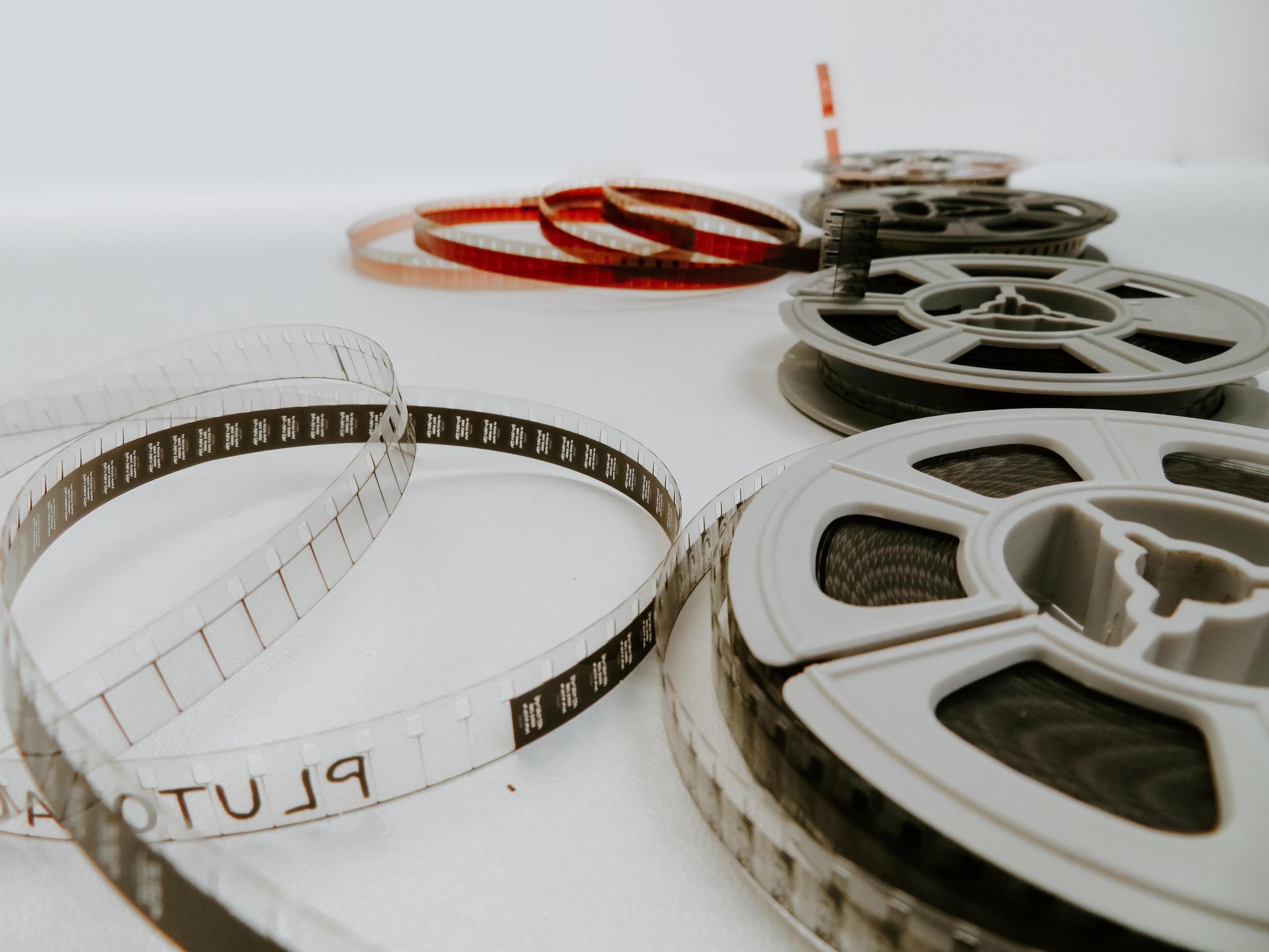 Filmrollen auf weißem Hintergrund.