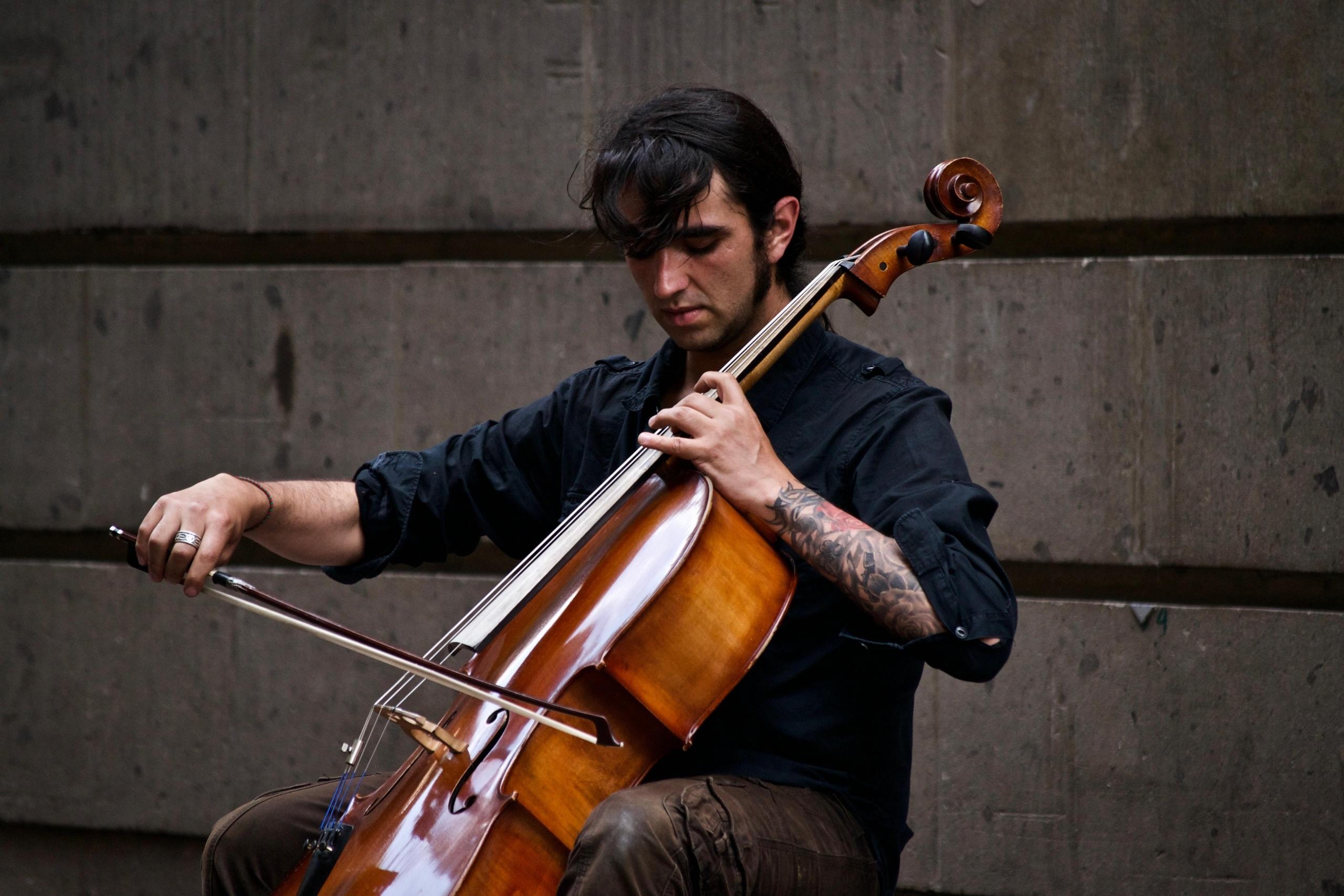 Das Cello spielt im Orchester die Tenorstimme.