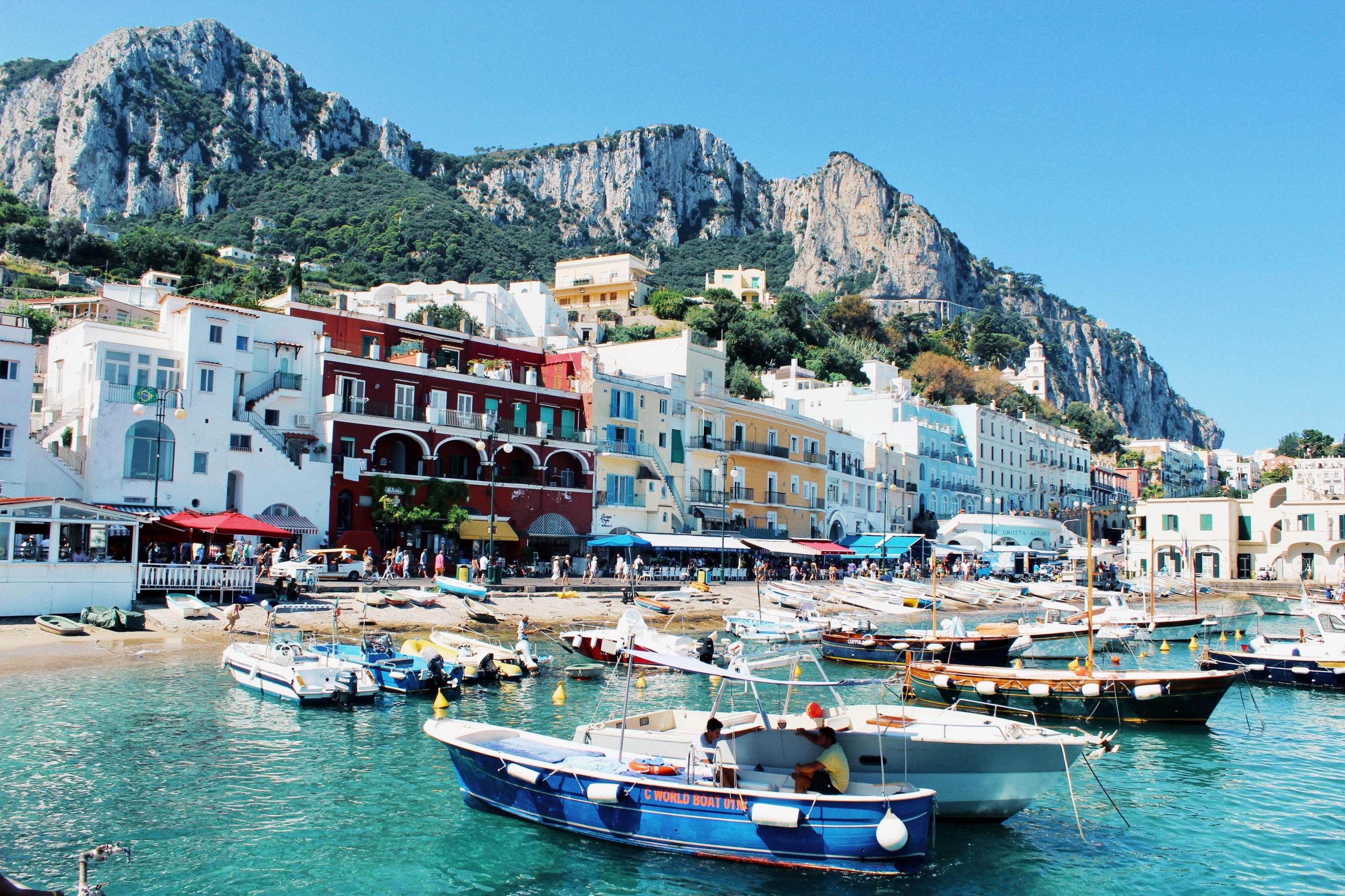 Blaues Meer, weiße Strände, kalter Aperol in der Hand - alles kein Problem auf Capri.
