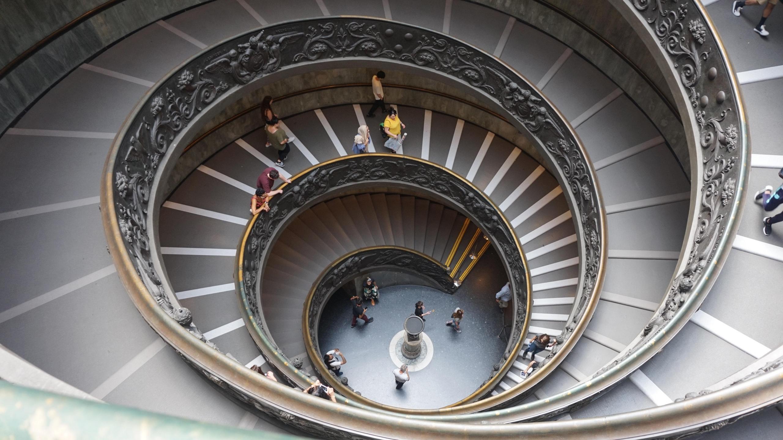 Die Bramante-Treppe zieht viele Menschen an.