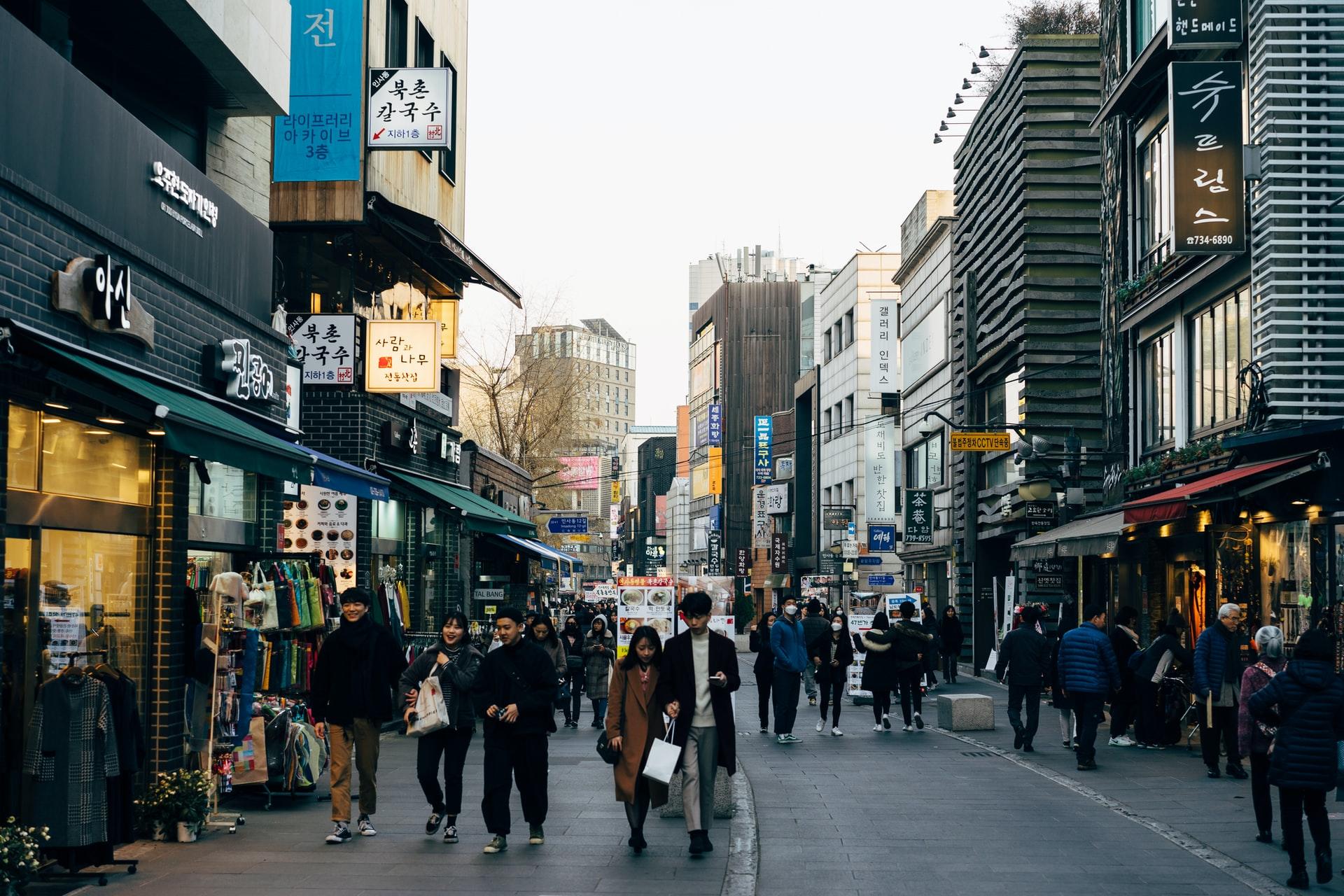 Einkaufsstraße mit Menschin in Seoul in Südkorea